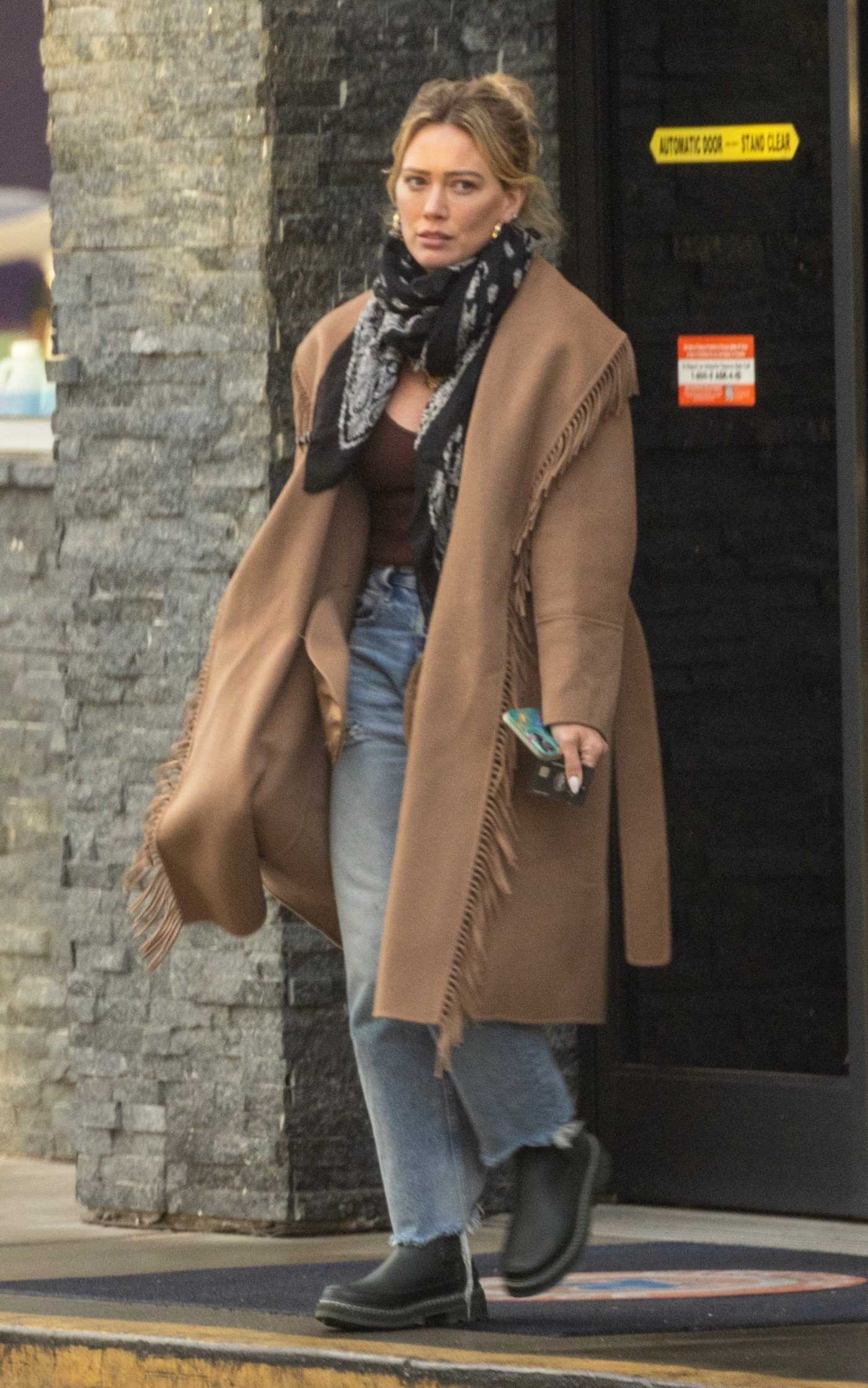 Hilary Duff in a Tan Coat Was Seen at a Gas Station in Studio City 11/07/2022