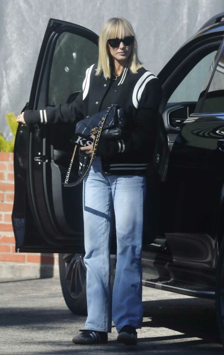 Kimberly Stewart in a Blue Jeans Grabs