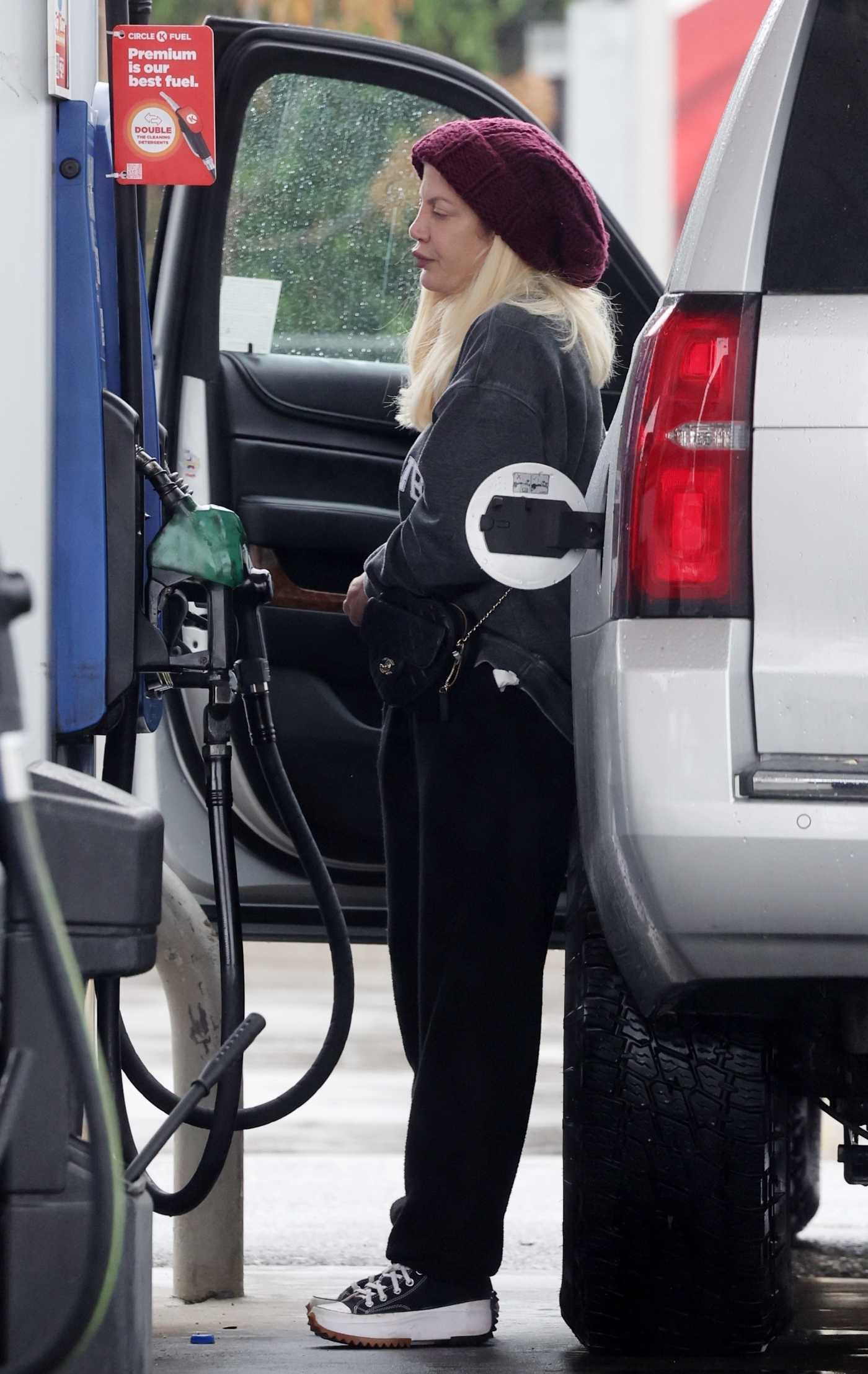 Tori Spelling in a Black Sweatpants Fuels Up Her SUV in Los Angeles 11/07/2022