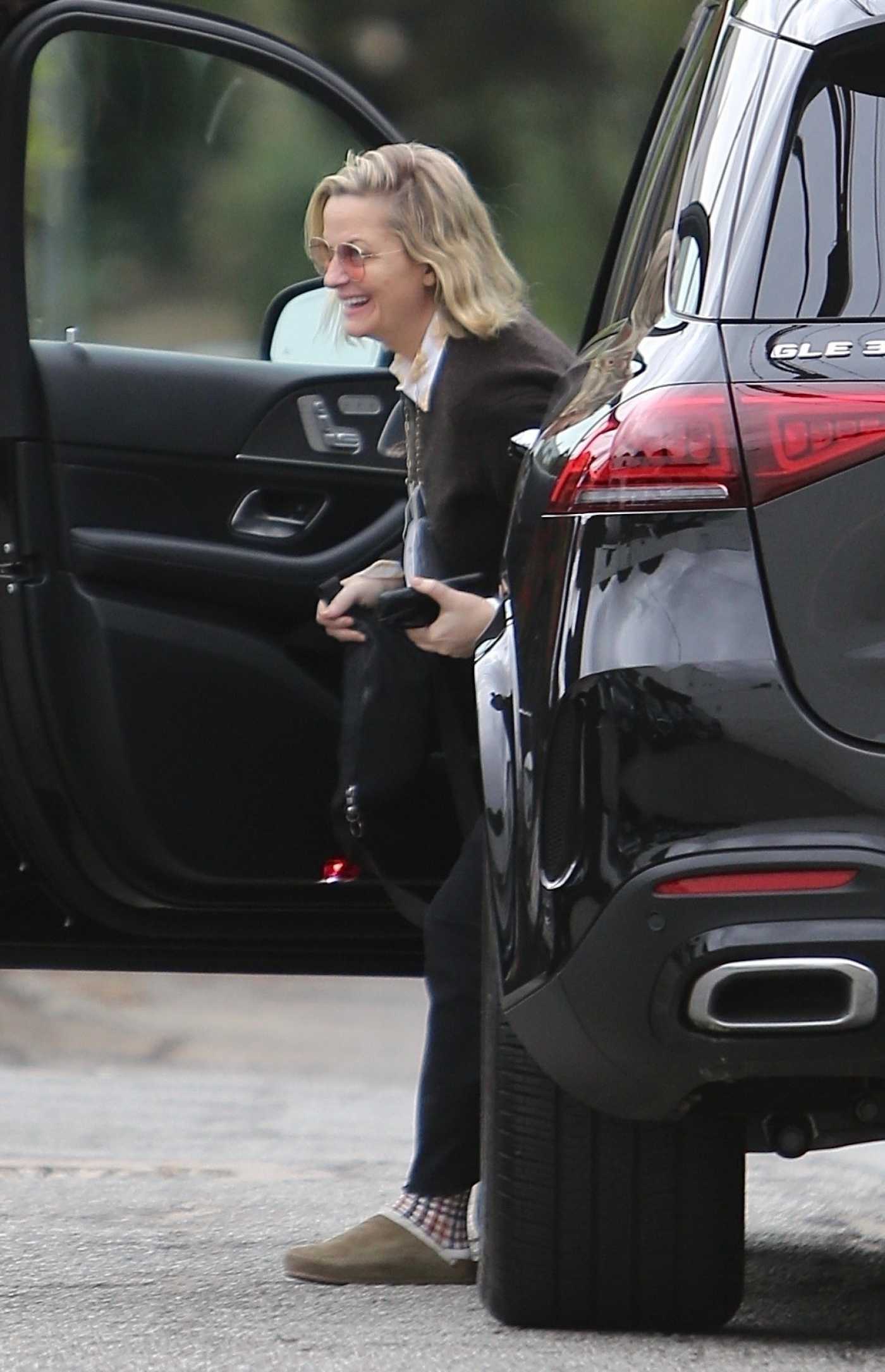 Amy Poehler in a Black Pants Arrives at a Hair Salon in Beverly Hills 12/01/2022