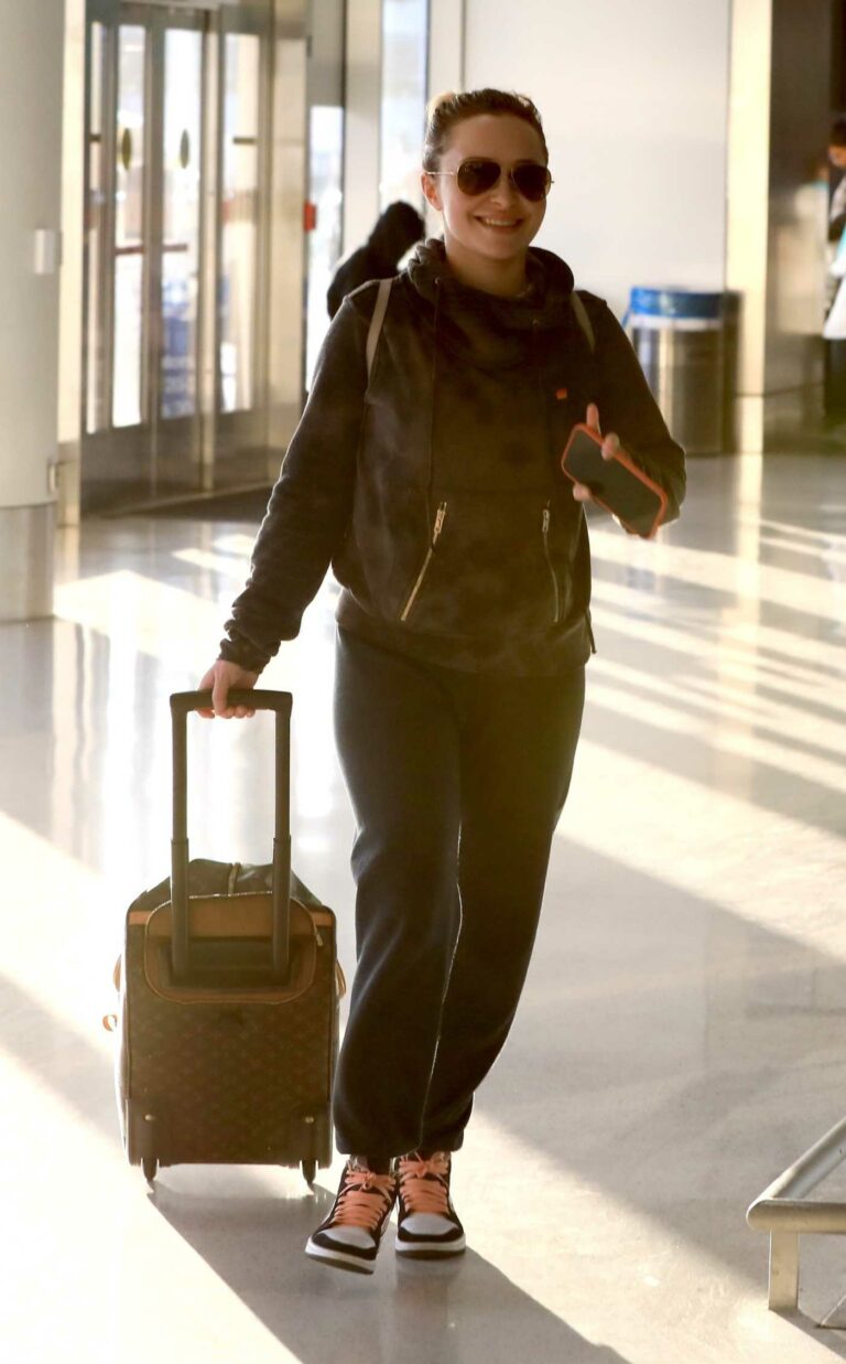 Hayden Panettiere in a Black Sweatpants