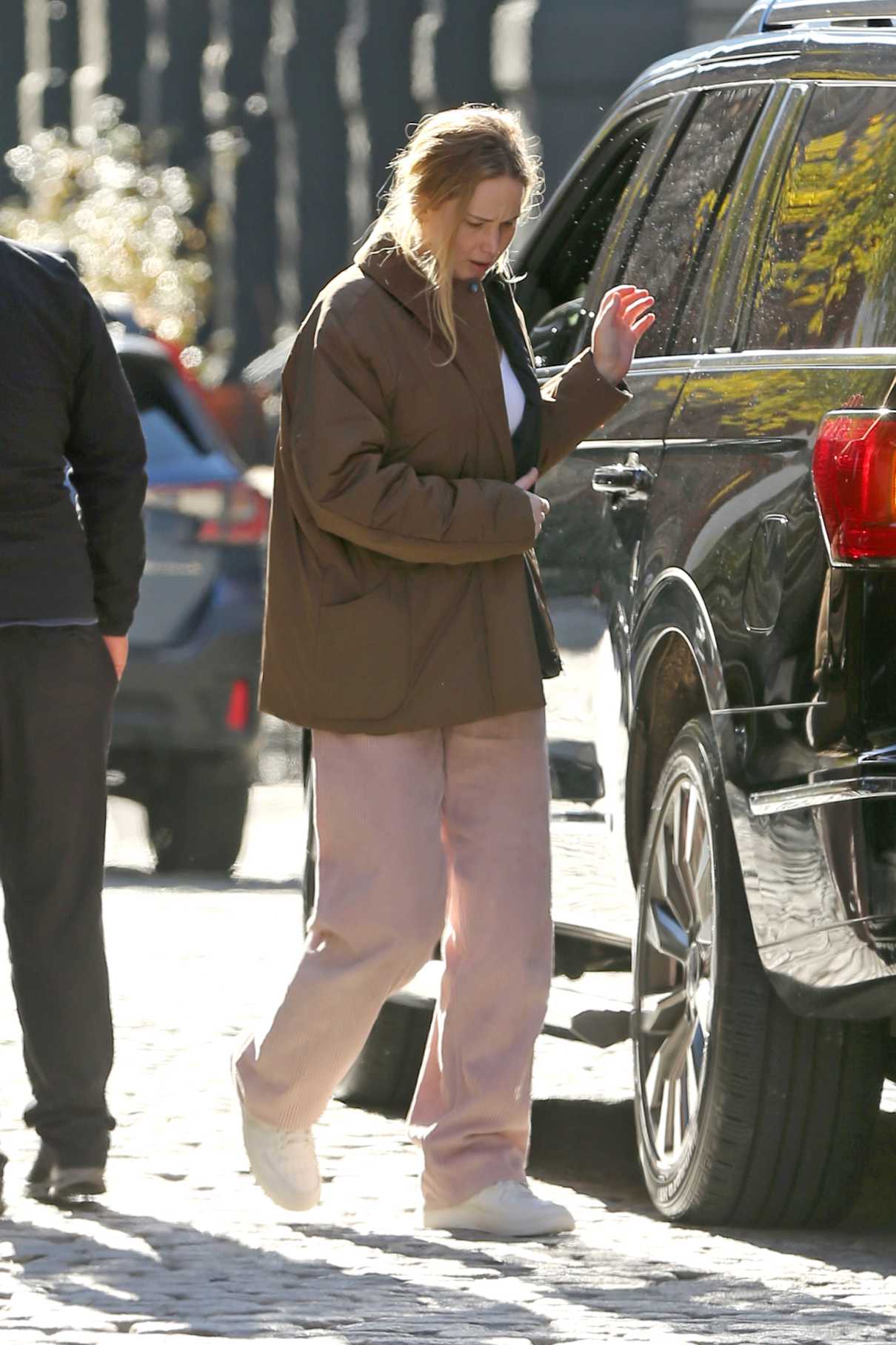 Jennifer Lawrence in a White Sneakers Was Seen Out in New York 12/04/2022