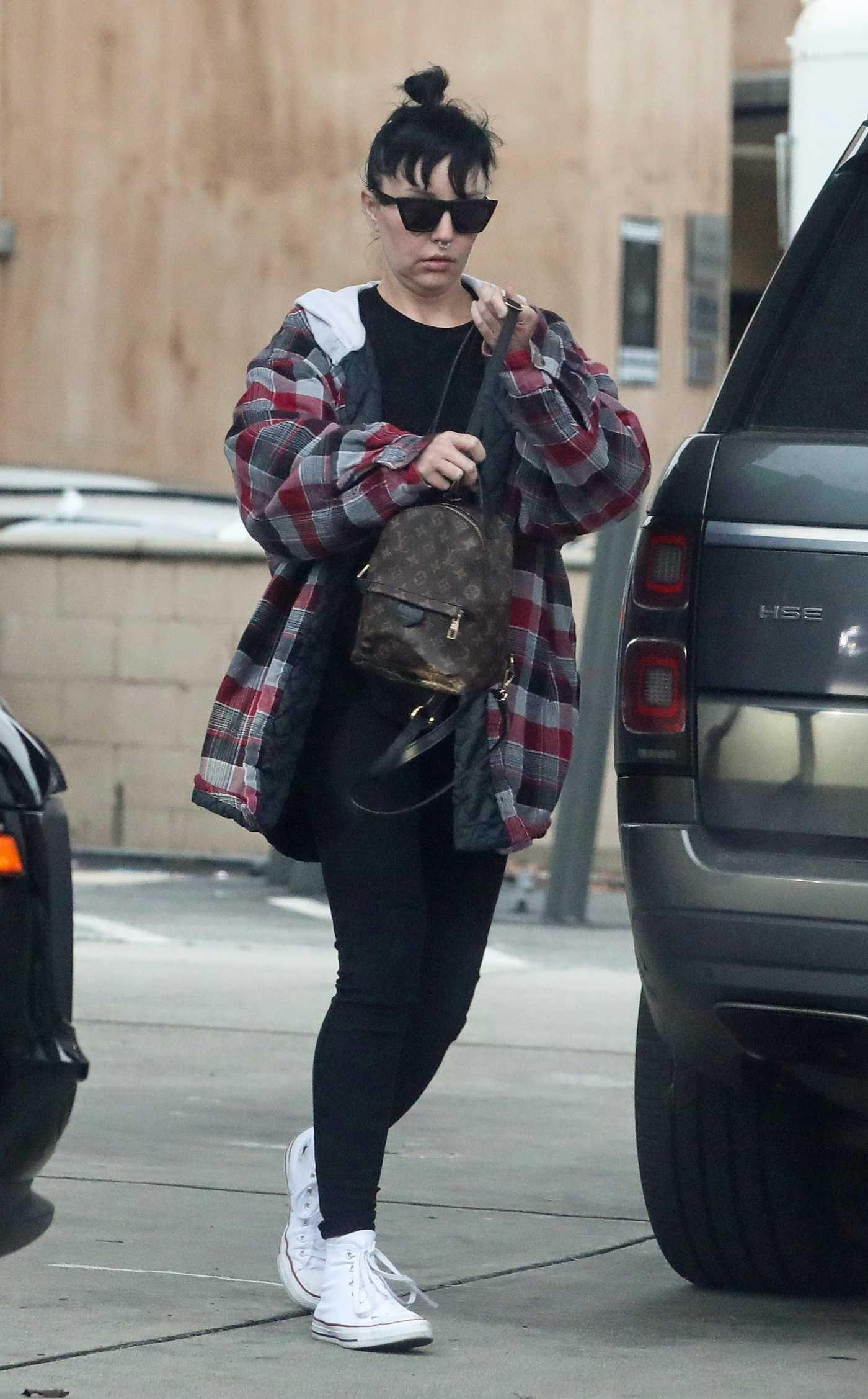 Amanda Bynes in a Plaid Shirt Was Seen at a Gas Station in Los Angeles 01/04/2023