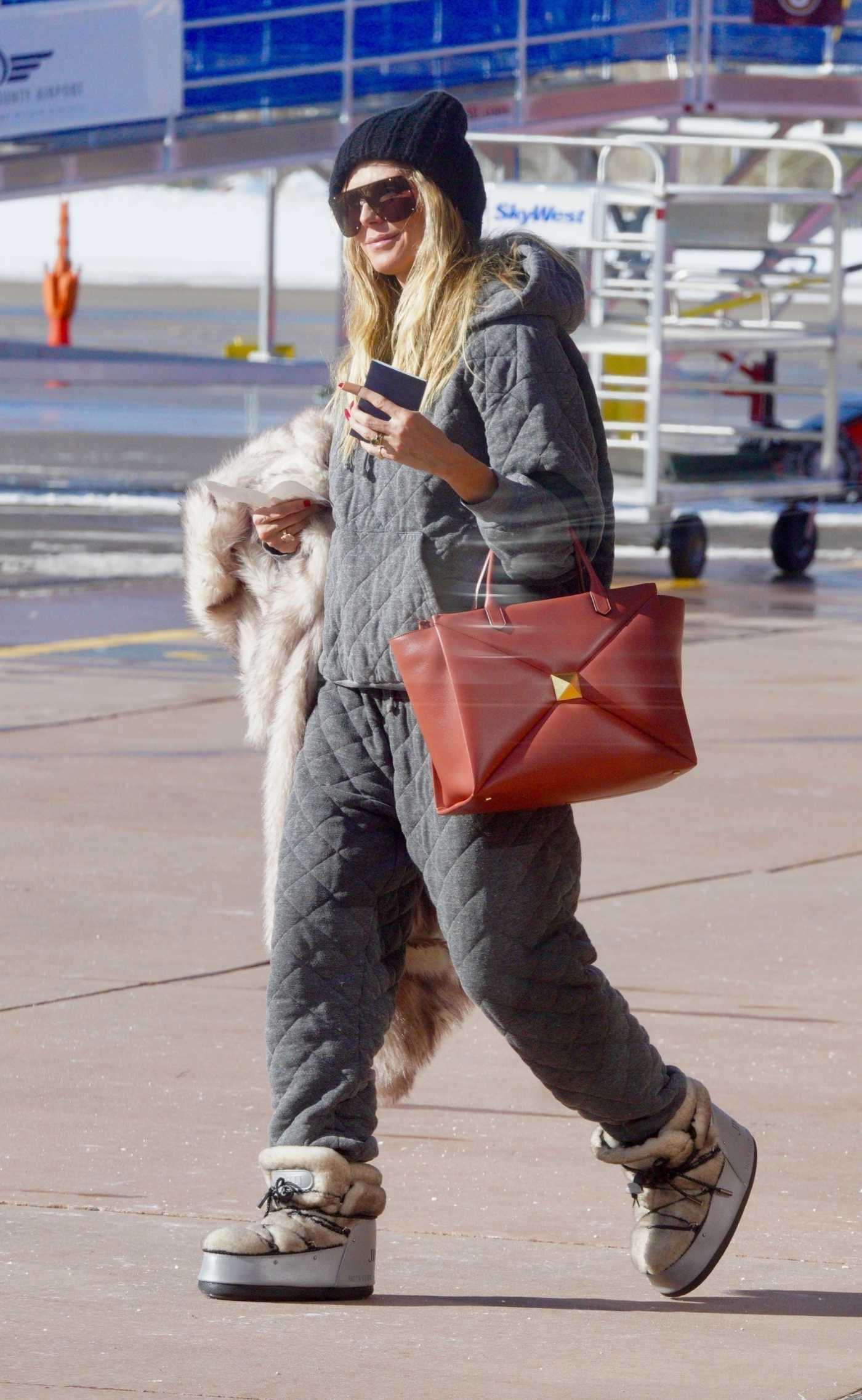 Heidi Klum in a Black Beanie Hat Arrives at the Airport in Aspen 01/05/2023