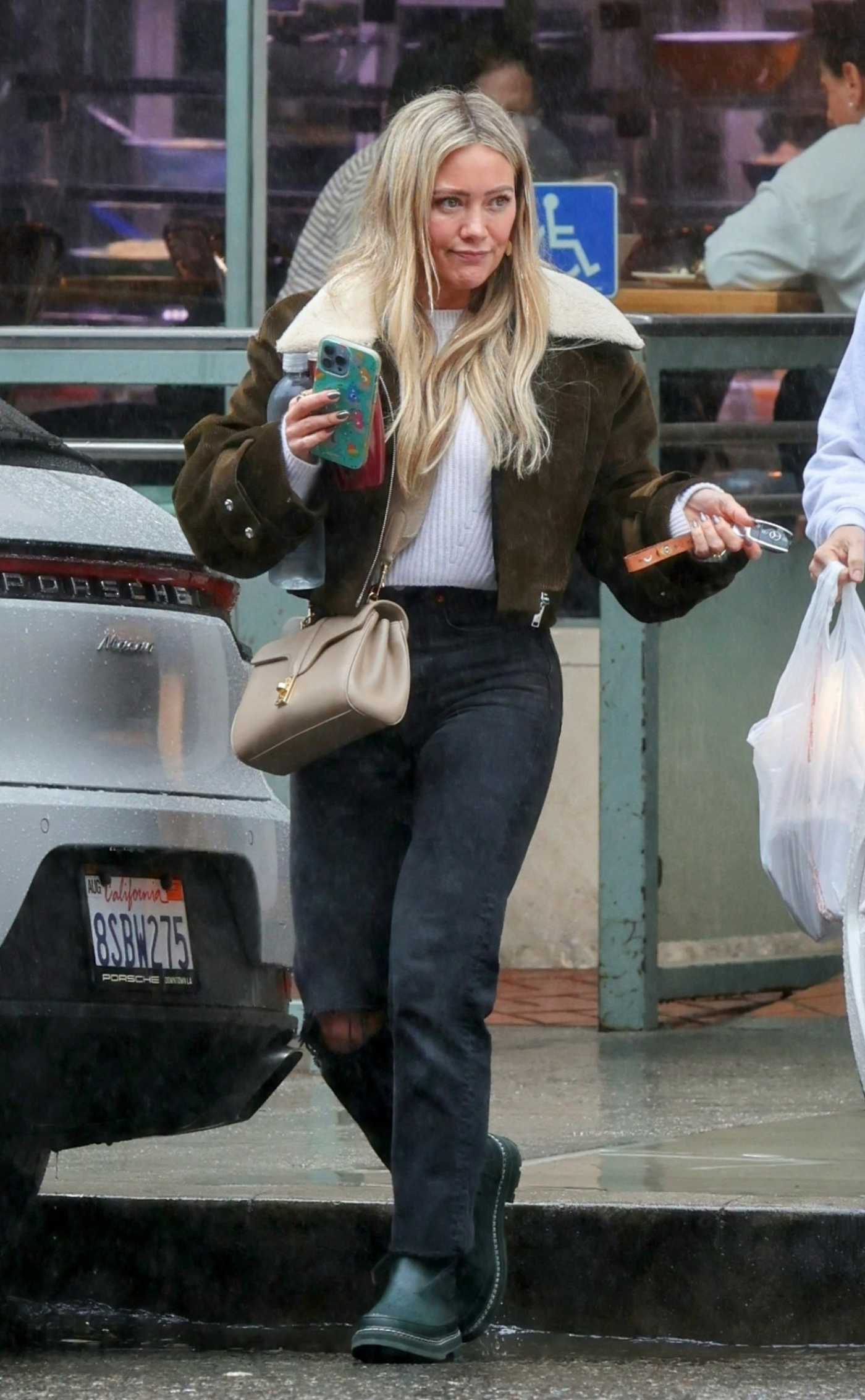 Hilary Duff in a Black Ripped Jeans Gets Lunch To-Go in Beverly Hills 01/04/2023