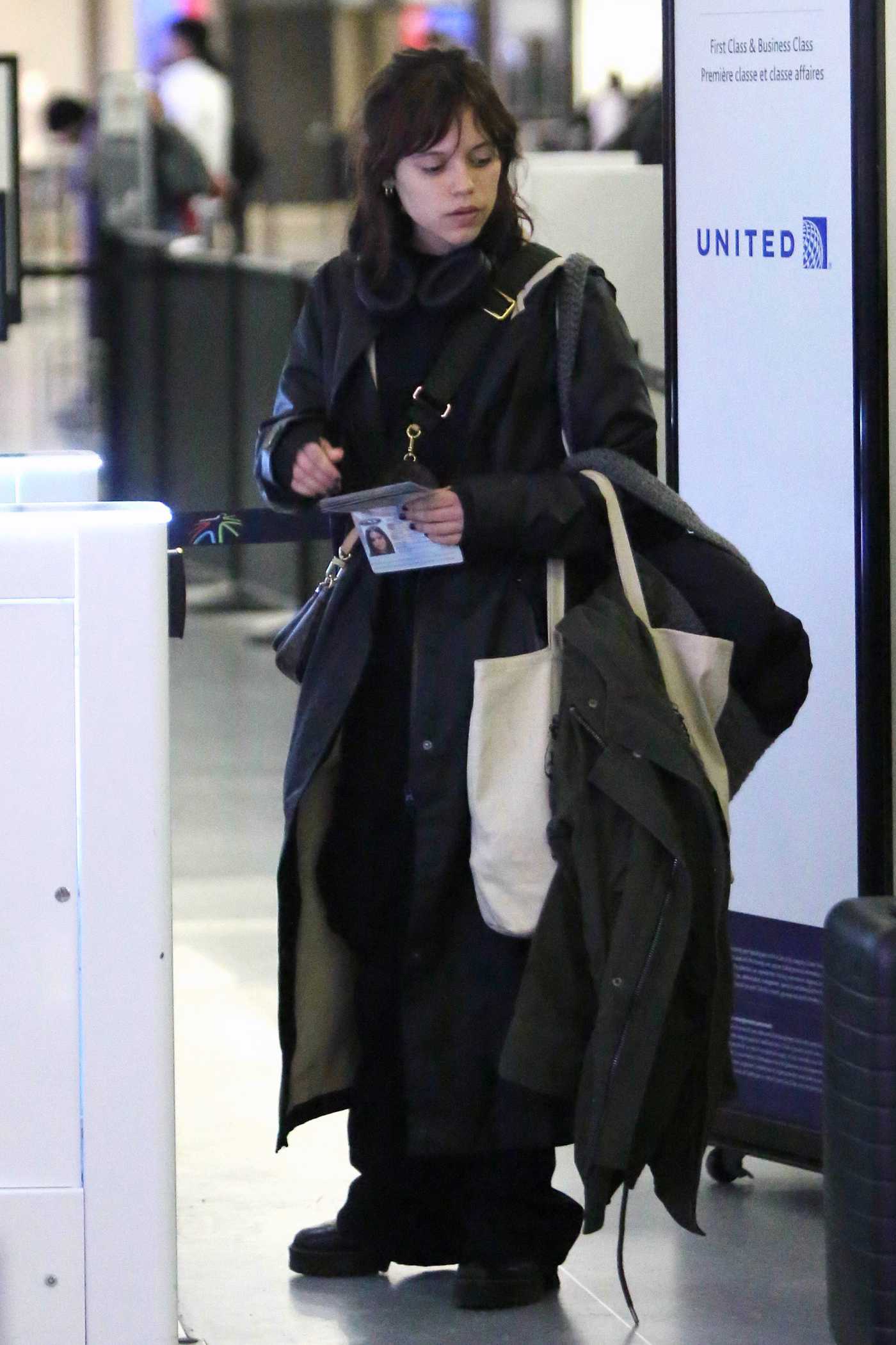 Jenna Ortega in a Black Coat Arrives at Toronto Pearson International Airport in Toronto 01/05/2023