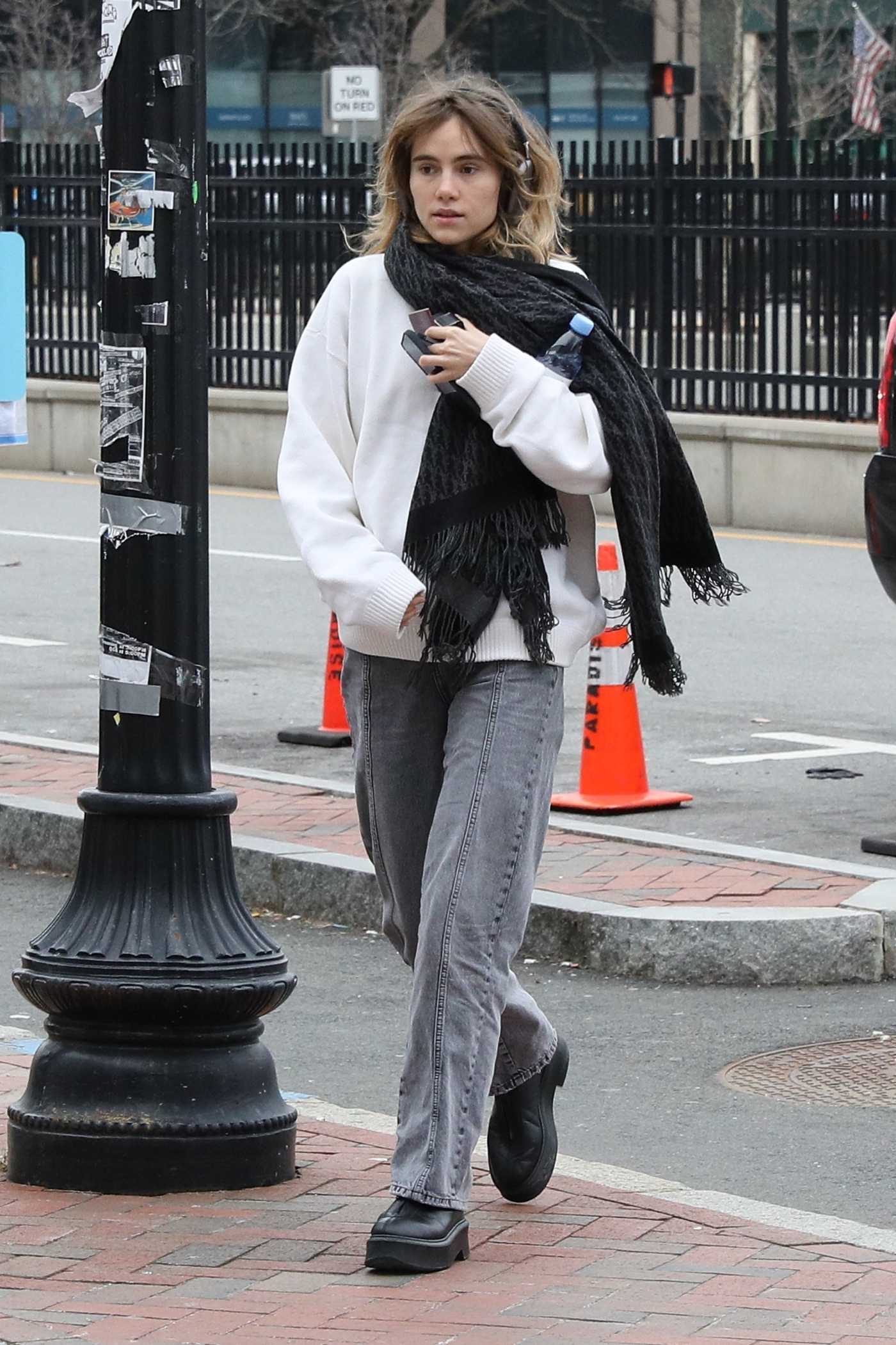 Suki Waterhouse in a White Sweater Arrives at Her Sold-Out Concert in Boston 01/29/2023
