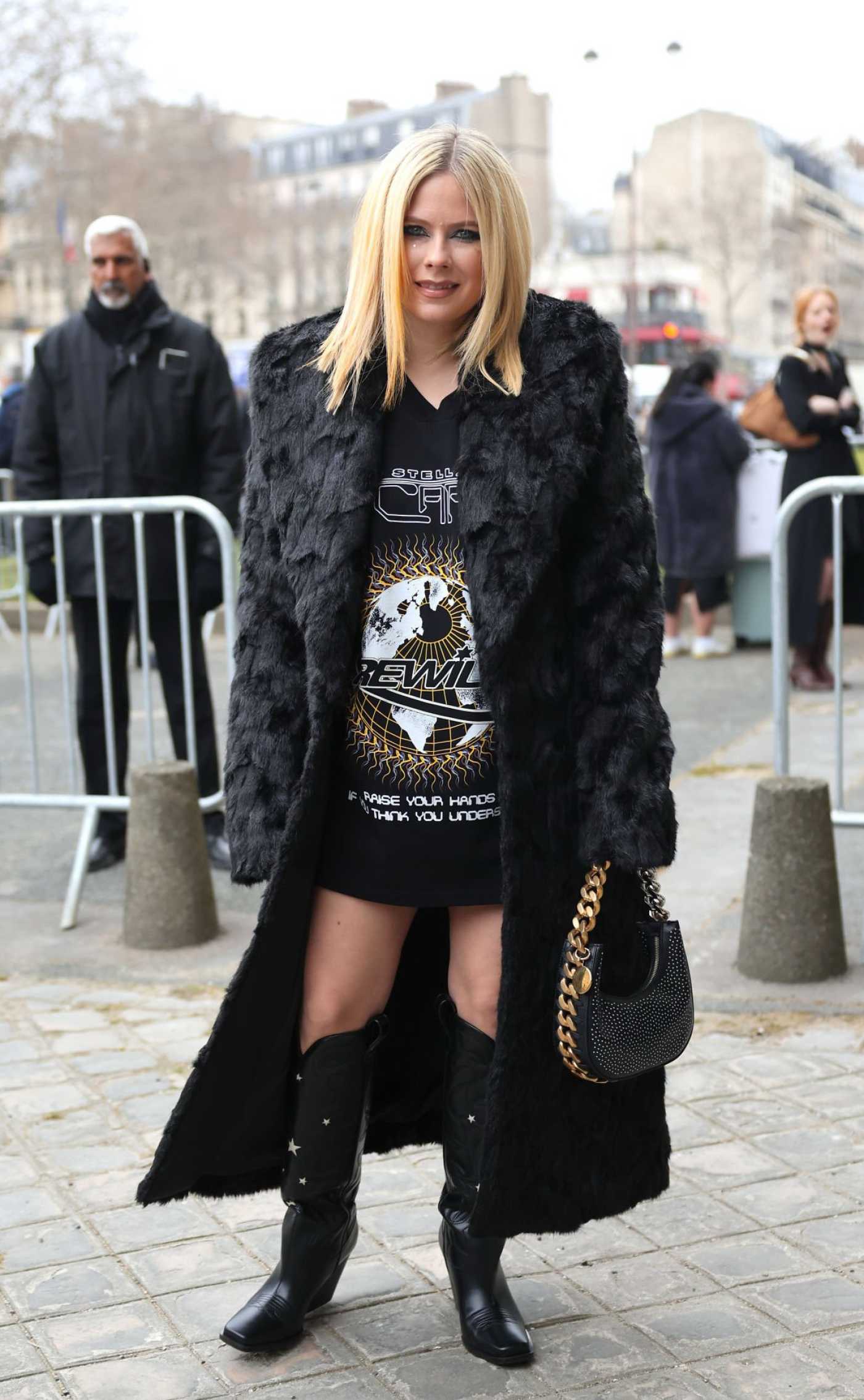 Avril Lavigne Attends the Stella McCartney Fashion Show During 2023 Paris Fashion Week in Paris 03/06/2023