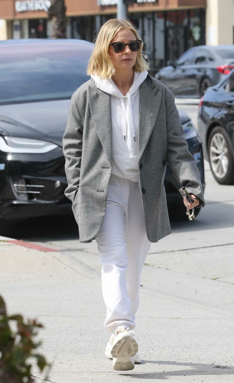 Sarah Michelle Gellar in a Grey Blazer
