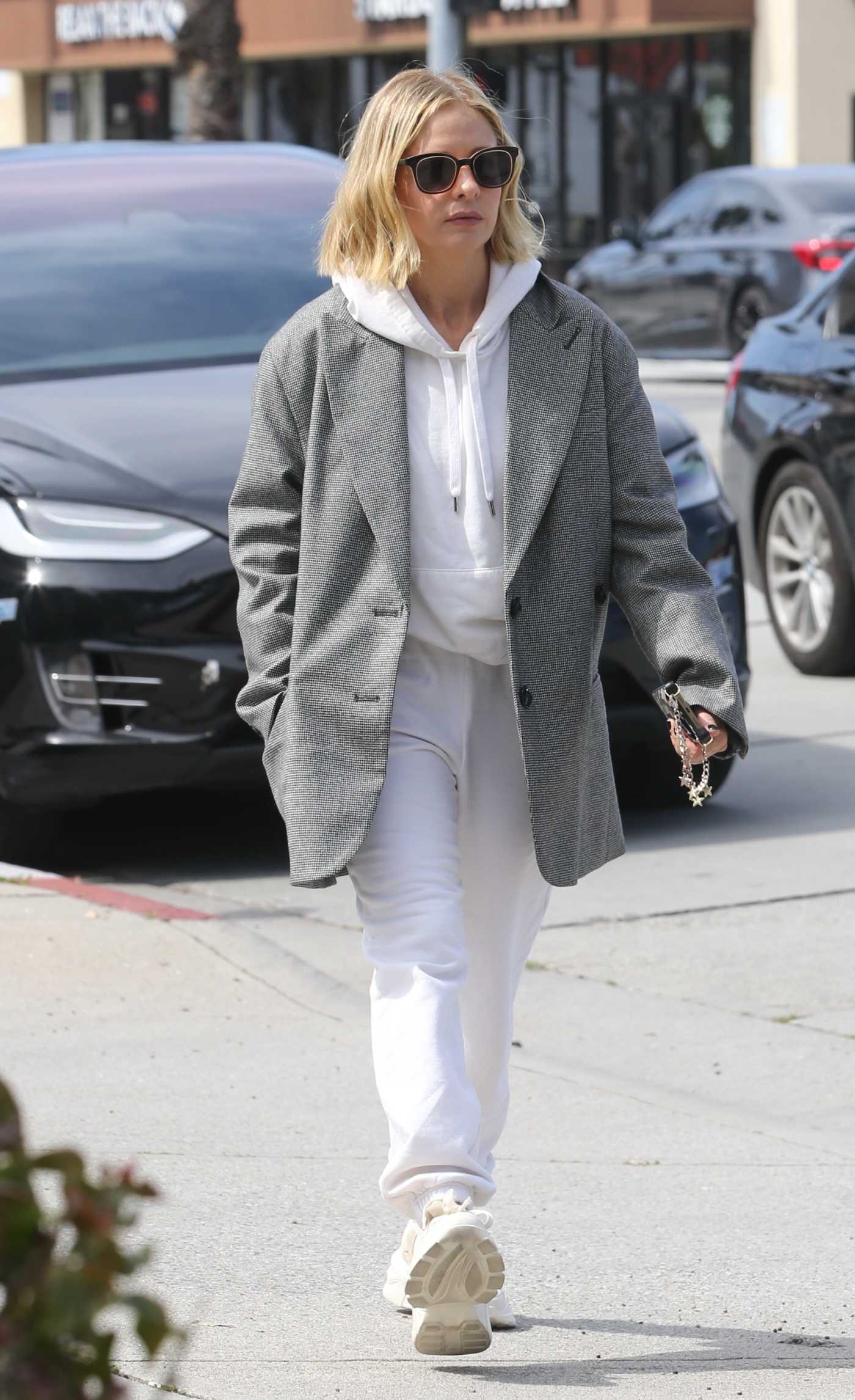 Sarah Michelle Gellar in a Grey Blazer Was Seen Out in Brentwood 03/17/2023