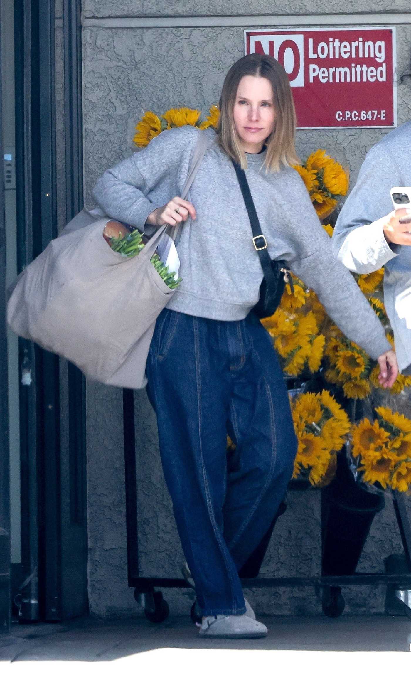 Kristen Bell in a Grey Sweatshirt Exits Gelson's in Los Feliz 04/03/2023
