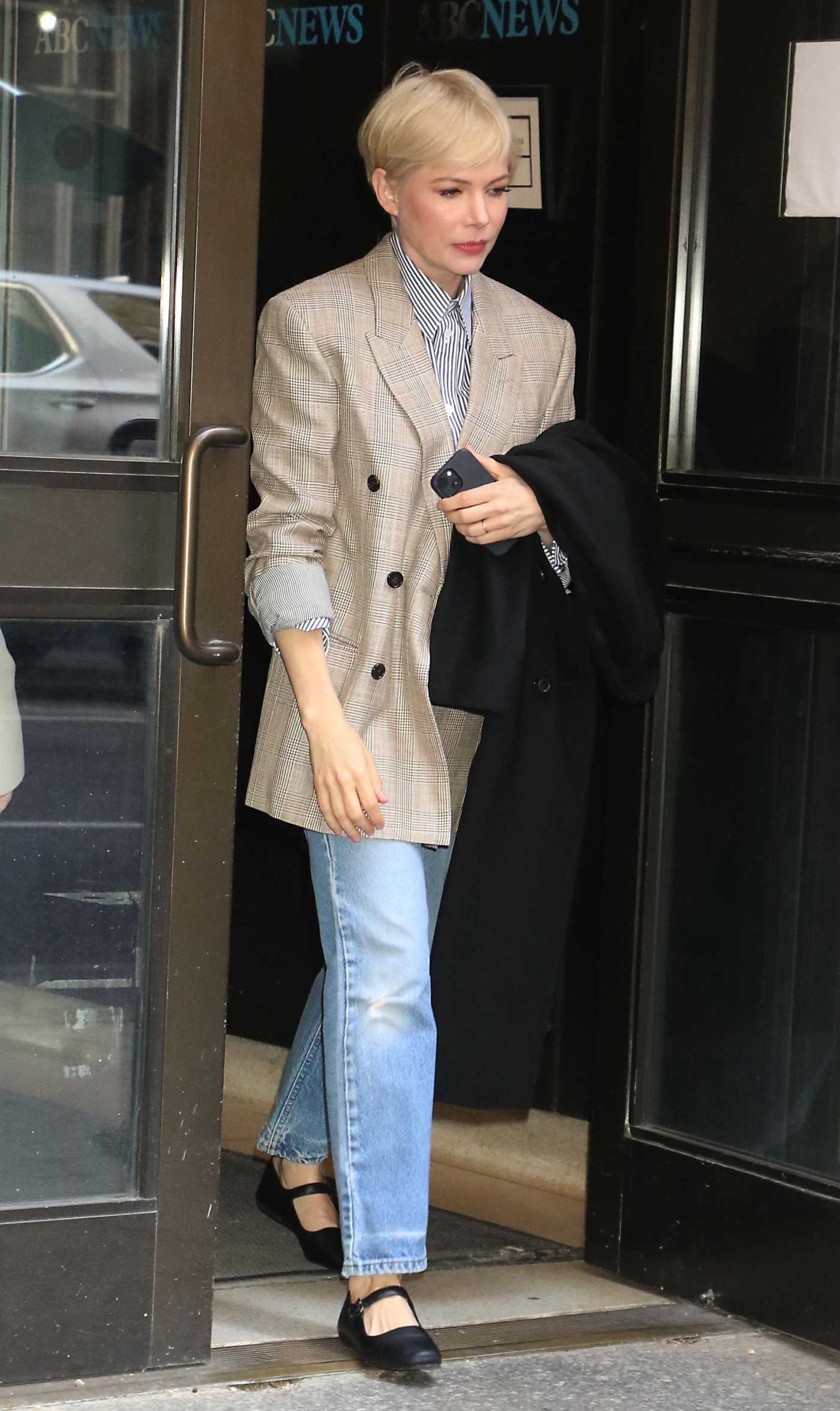 Michelle Williams in a Blue Jeans Stops by The View in New York 04/03/2023