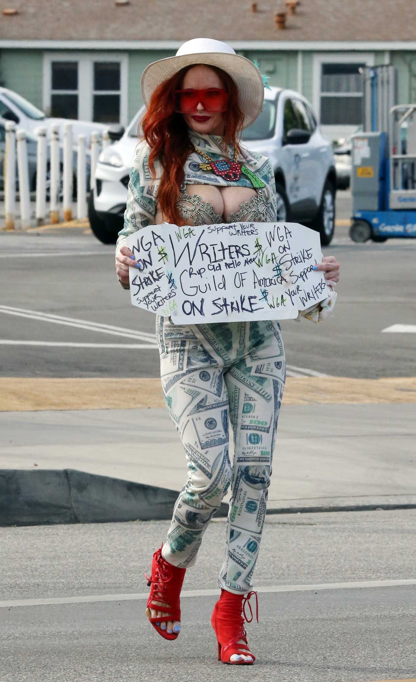Phoebe Price in a Beige Hat Showing off Her Sign for Support for the Writers Guild of America in Los Angeles 05/03/2023