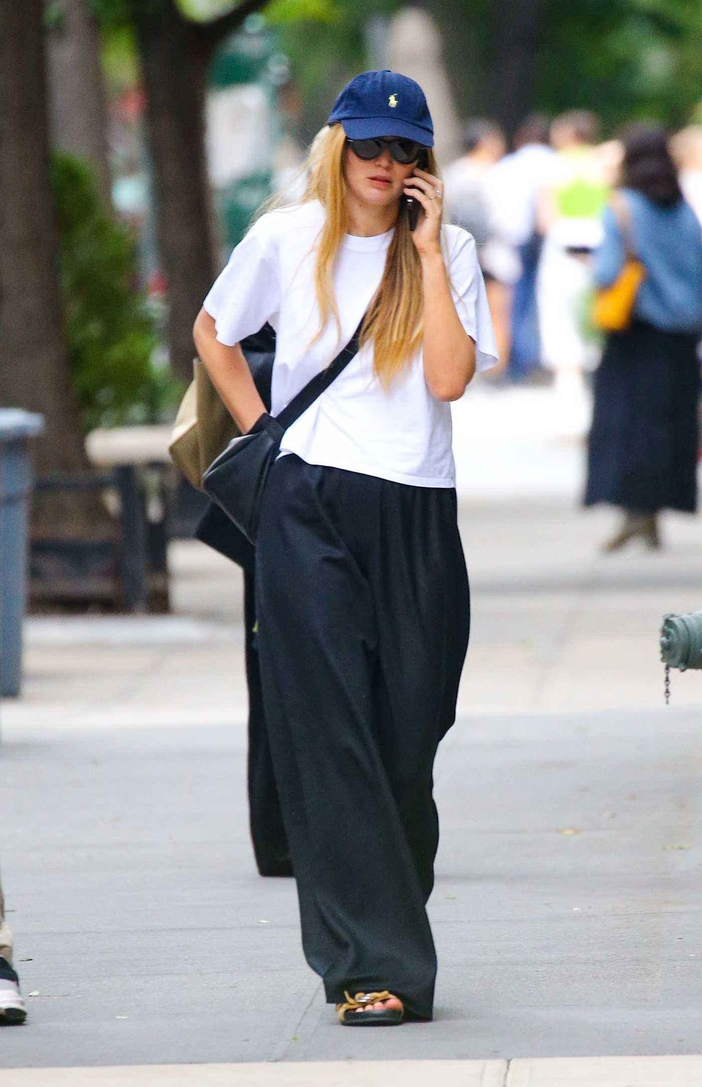 Jennifer Lawrence in a White Tee Was Seen Out New York 06/21/2023