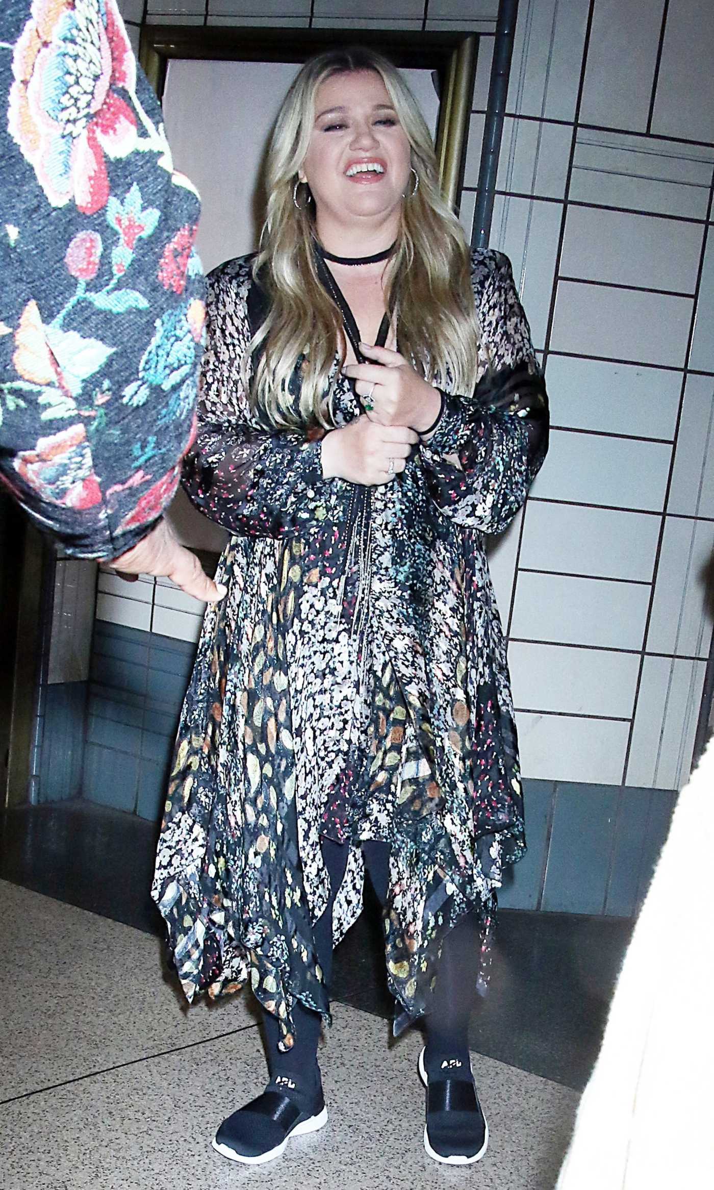 Kelly Clarkson in a Patterned Dress Was Seen at Rockefeller Center Subway Station in New York 06/22/2023