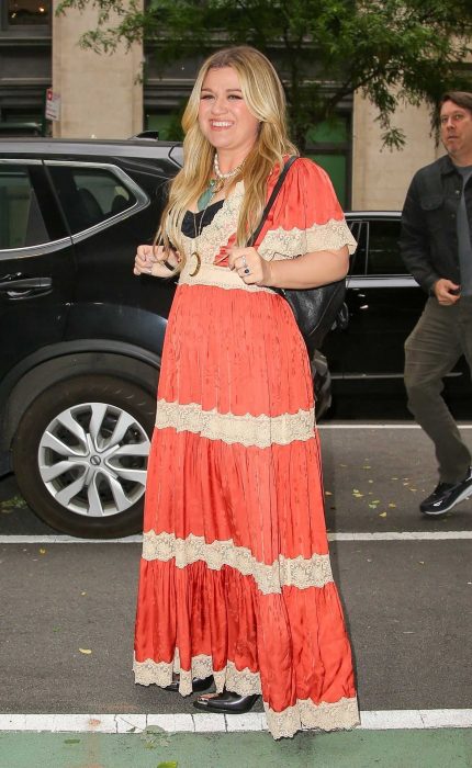 Kelly Clarkson in a Vibrant Orange and White Long Dress