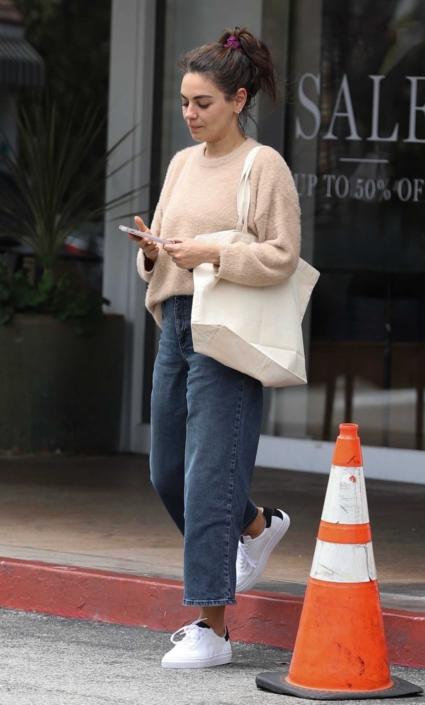 Mila Kunis in a Black Jeans Leaves Lunch at Beverly Glen Deli in Los Angeles 06/12/2023