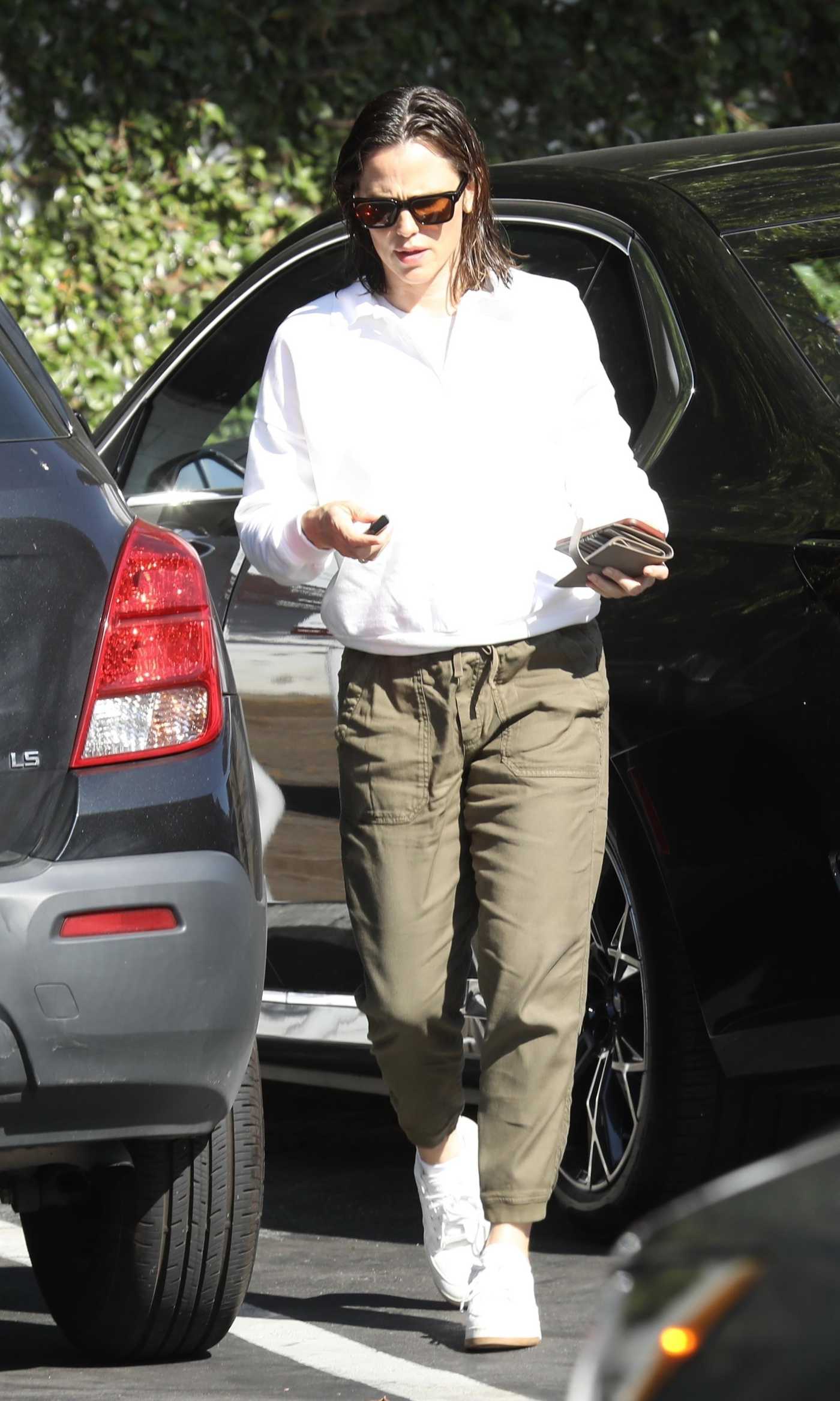 Jennifer Garner in an Olive Pants Arrives at the Country Mart in Brentwood 07/28/2023