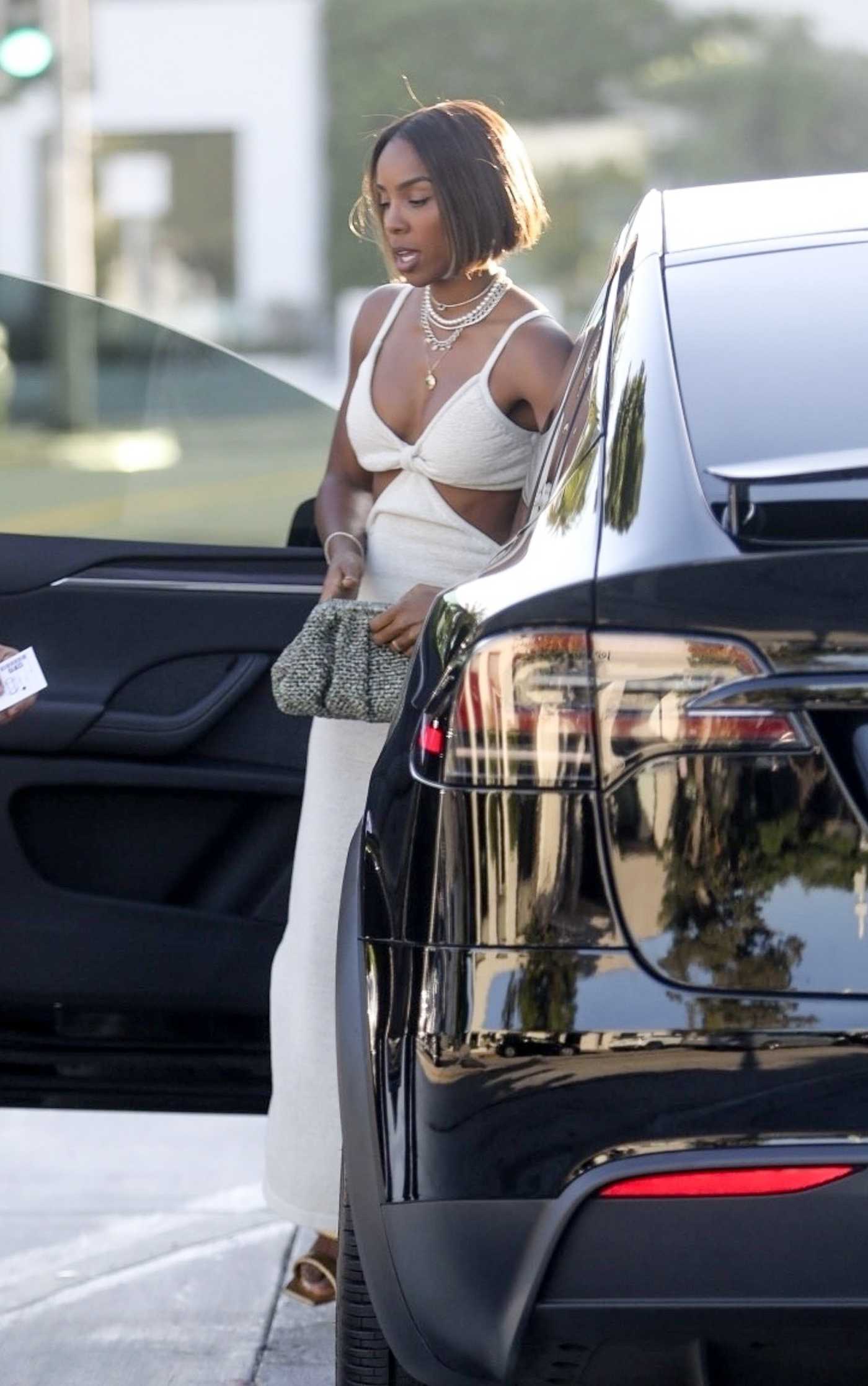 Kelly Rowland in a White Dress Arrives at Drakes in West Hollywood 07/27/2023
