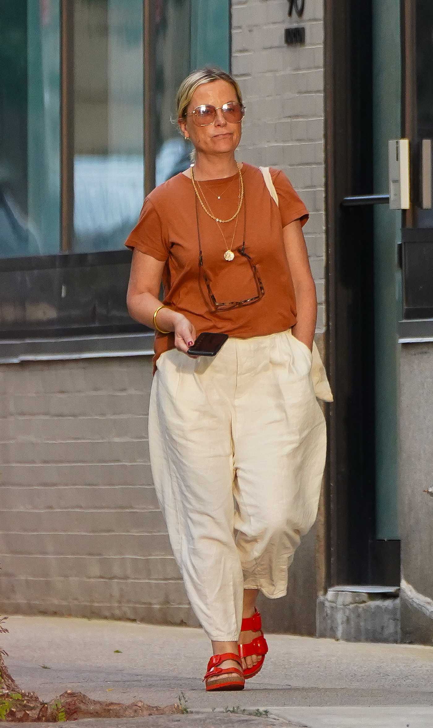 Amy Poehler in a White Pants Was Spotted Out for a Stroll in New York 08/09/2023