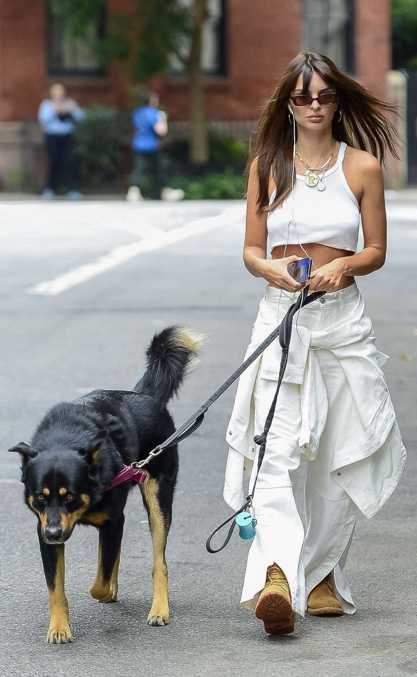 Emily Ratajkowski Attends 2023 MTV Video Music Awards in Newark 09/12