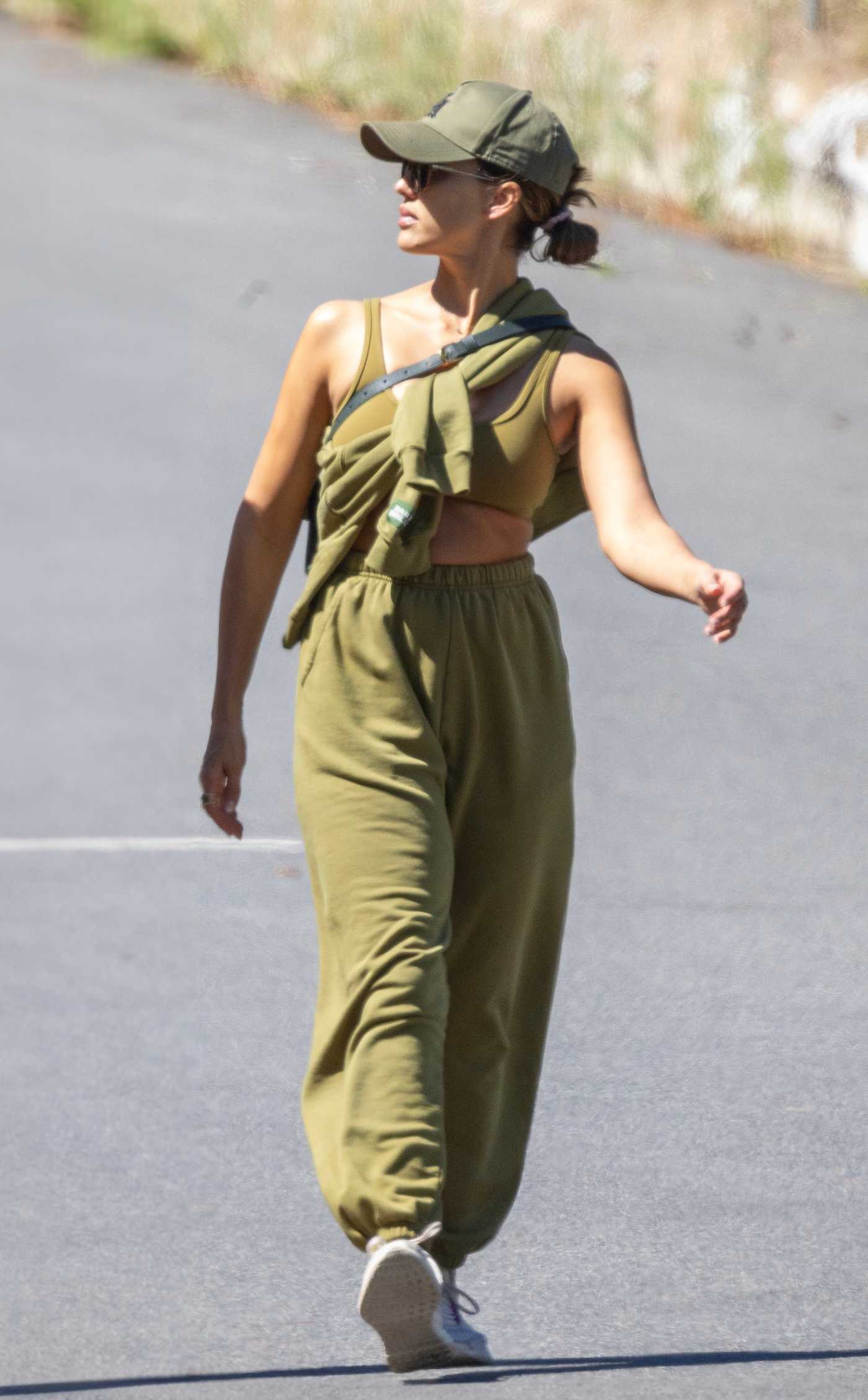 Jessica Alba in an Olive Workout Ensemble Was Spotted on a Hike in Los Angeles 08/22/2023