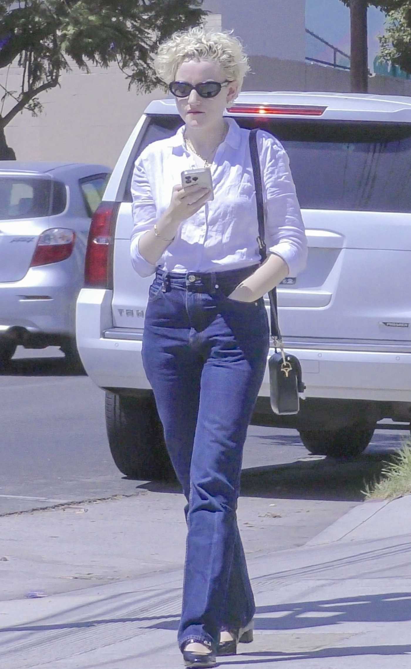 Julia Garner in a White Shirt Was Seen Out in the Los Feliz 08/12/2023