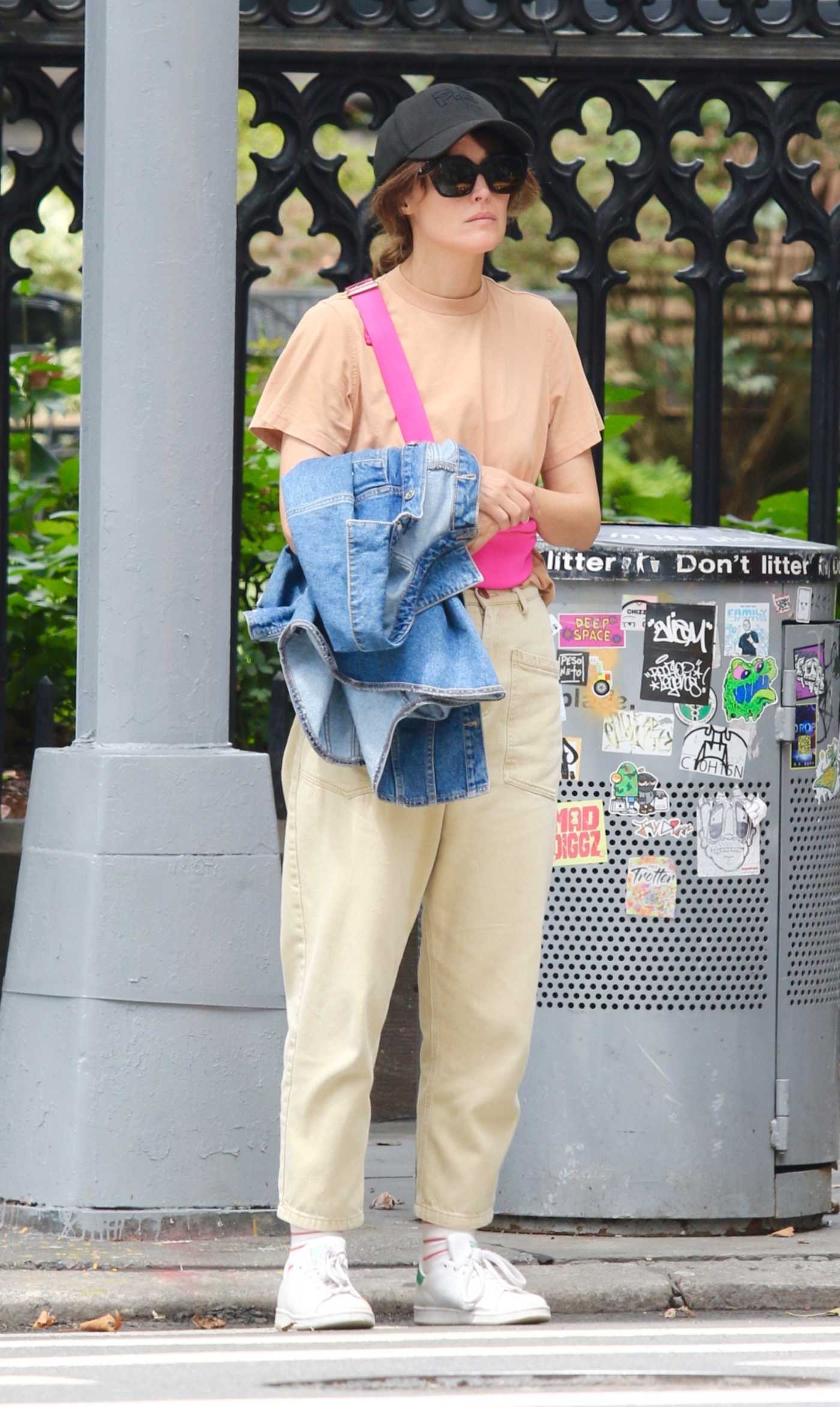Rose Byrne in a White Sneakers Goes for a Solo Stroll in Manhattan’s West Village Neighborhood in NYC 08/07/2023