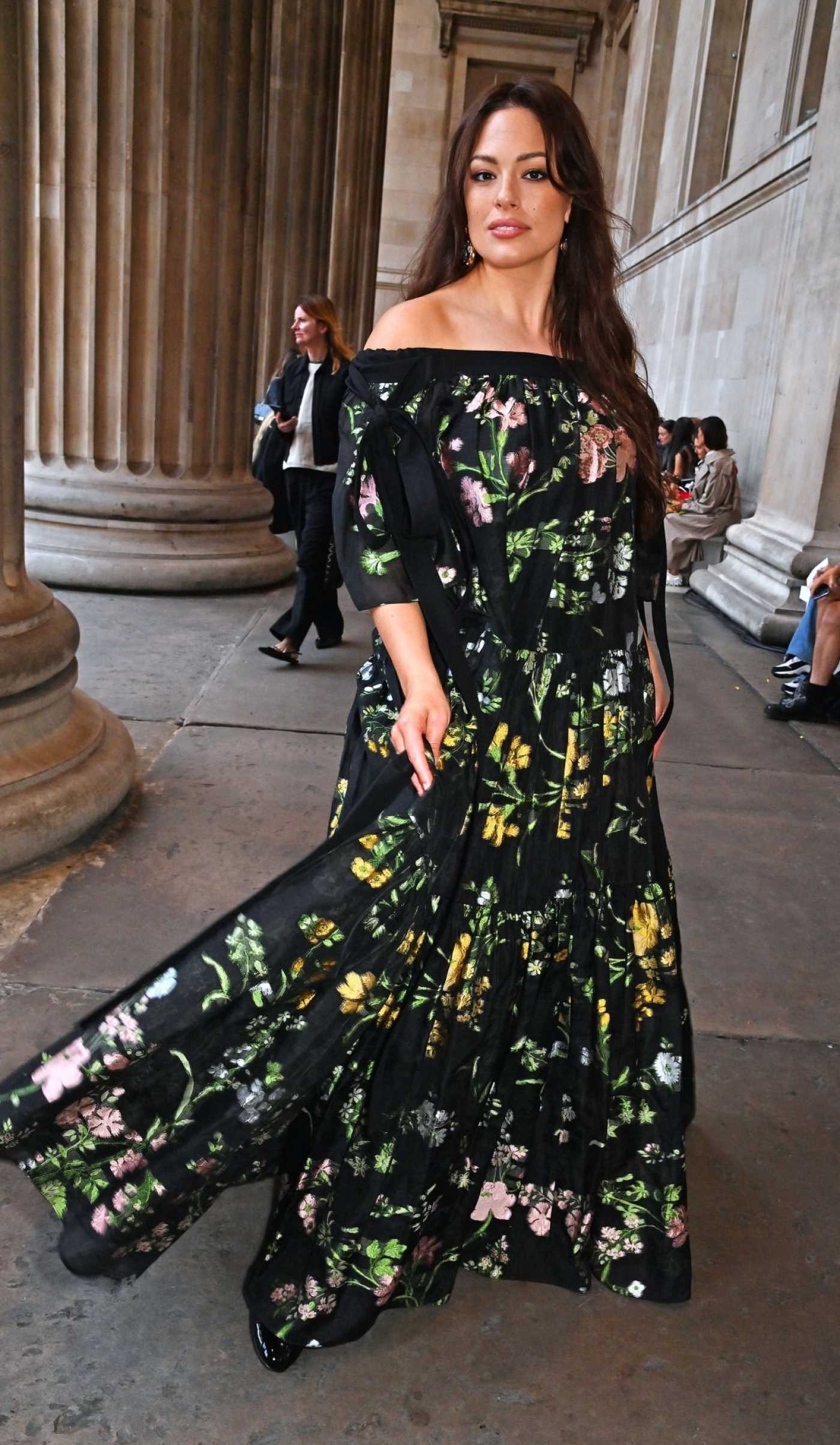 Ashley Graham Attends the Erdem Fashion Show During 2023 London Fashion Week at The British Museum in London 09/17/2023