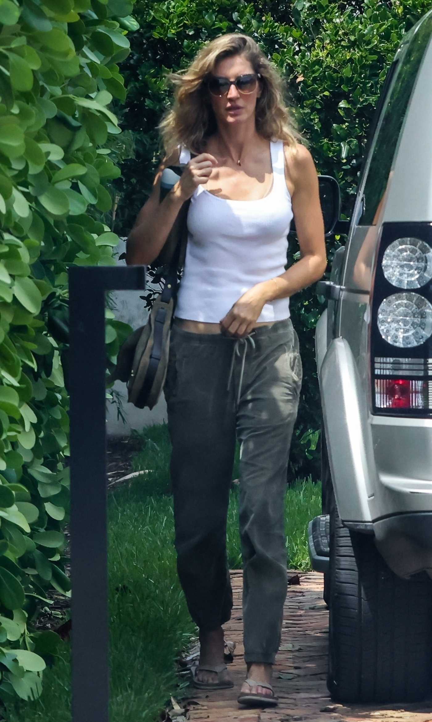 Gisele Bundchen in a White Tank Top Arrives at Her New Home in Miami 08/31/2023