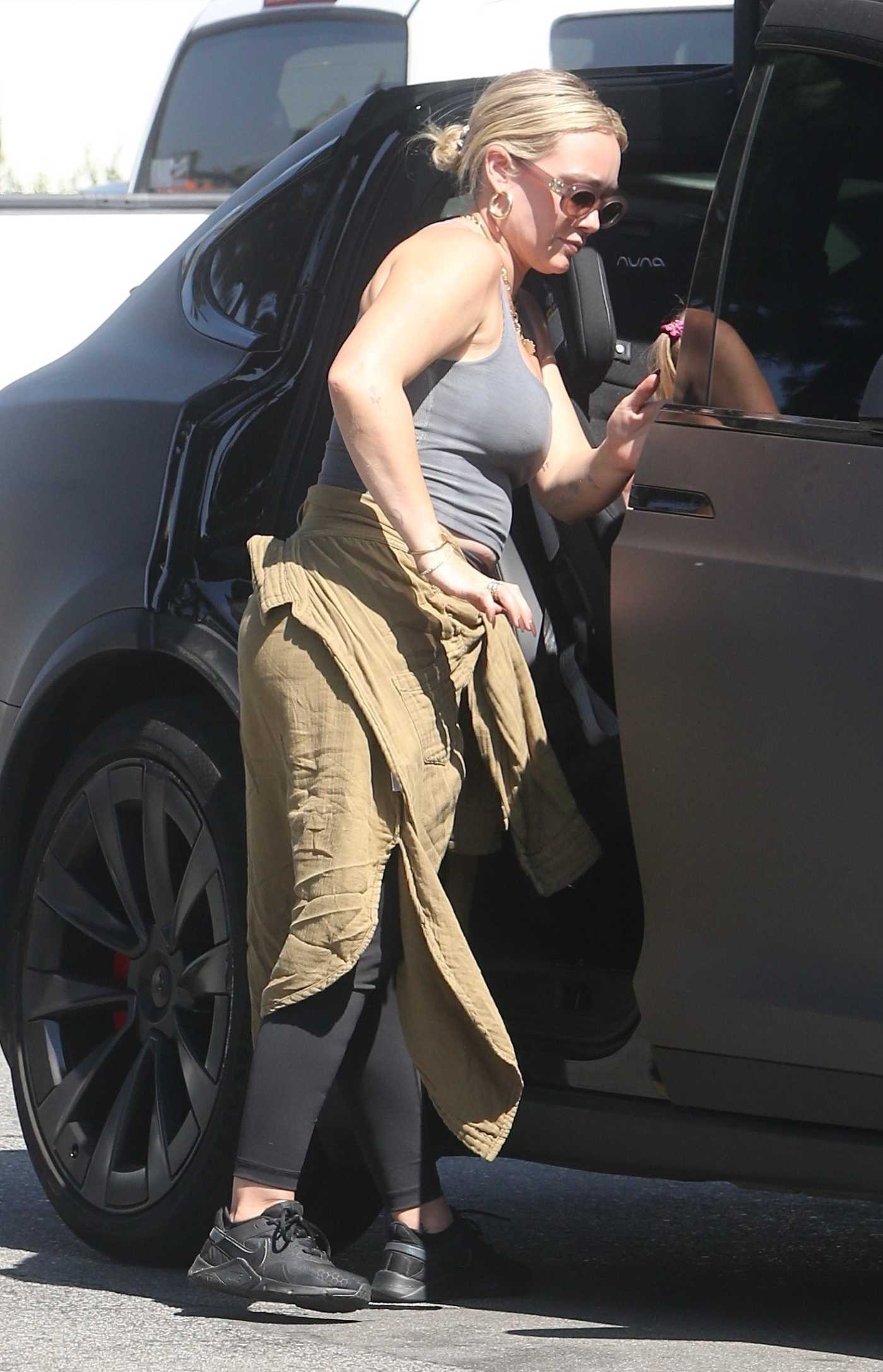 Hilary Duff in a Grey Tank Top Arrives at the Farmer's Market in Studio City 09/24/2023