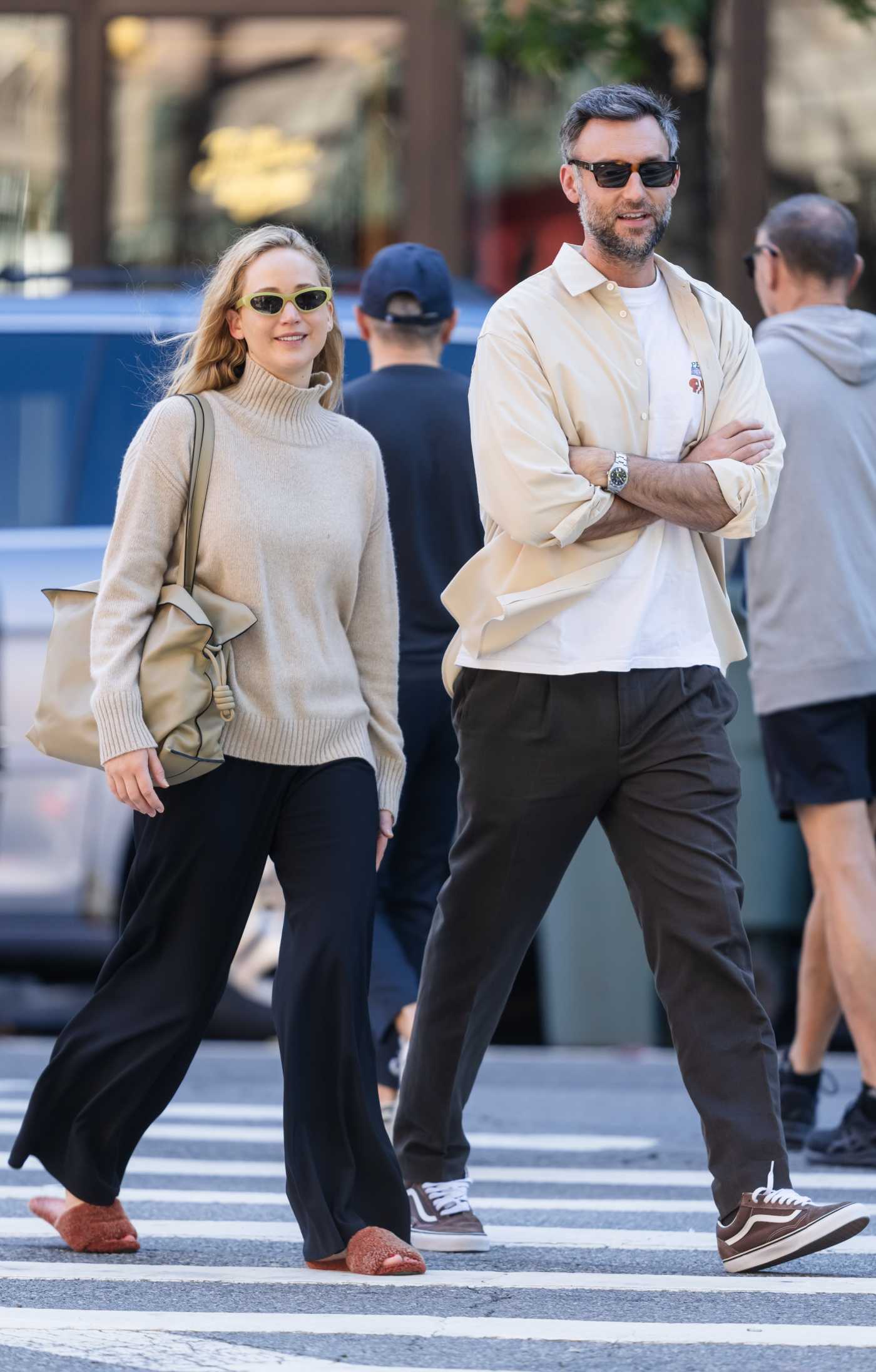 Jennifer Lawrence in a Beige Sweater Was Seen Out with Cooke Maroney in New York City 09/17/2023