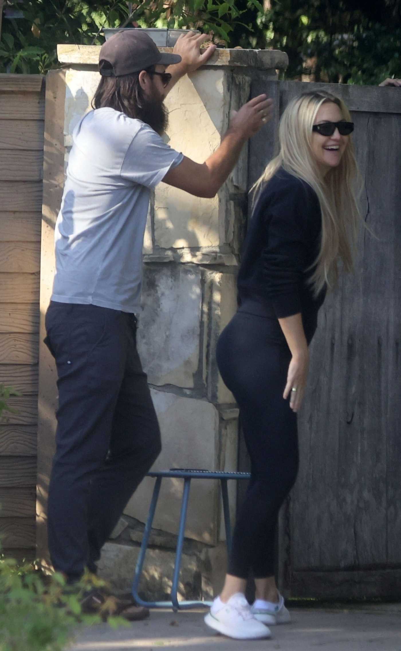 Kate Hudson in a Black Leggings Steps Out for a Stroll with Her Family in Los Angeles 09/20/2023