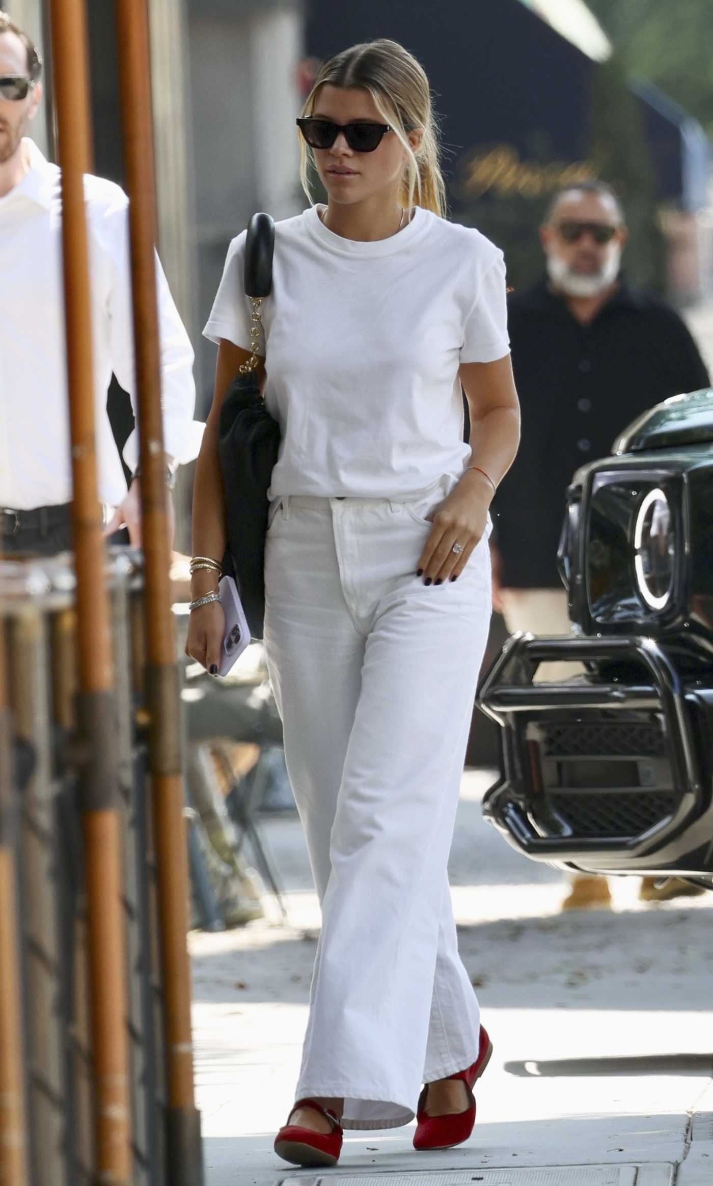 Sofia Richie in a White Tee Was Seen Out in Beverly Hills 09/18/2023