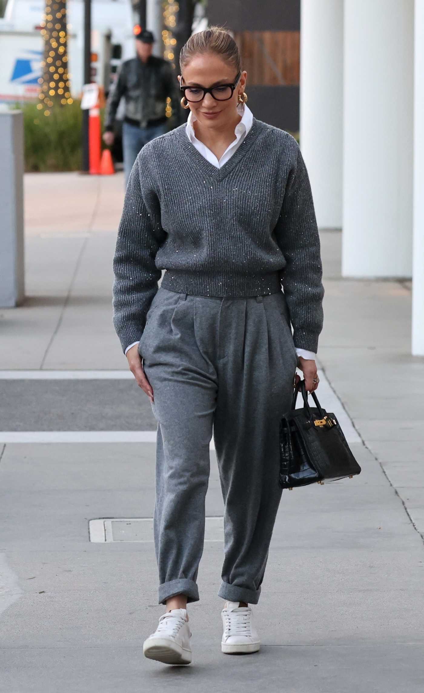 Jennifer Lopez in a Grey Sweater Goes Out for Coffee in Beverly Hills 11/20/2023