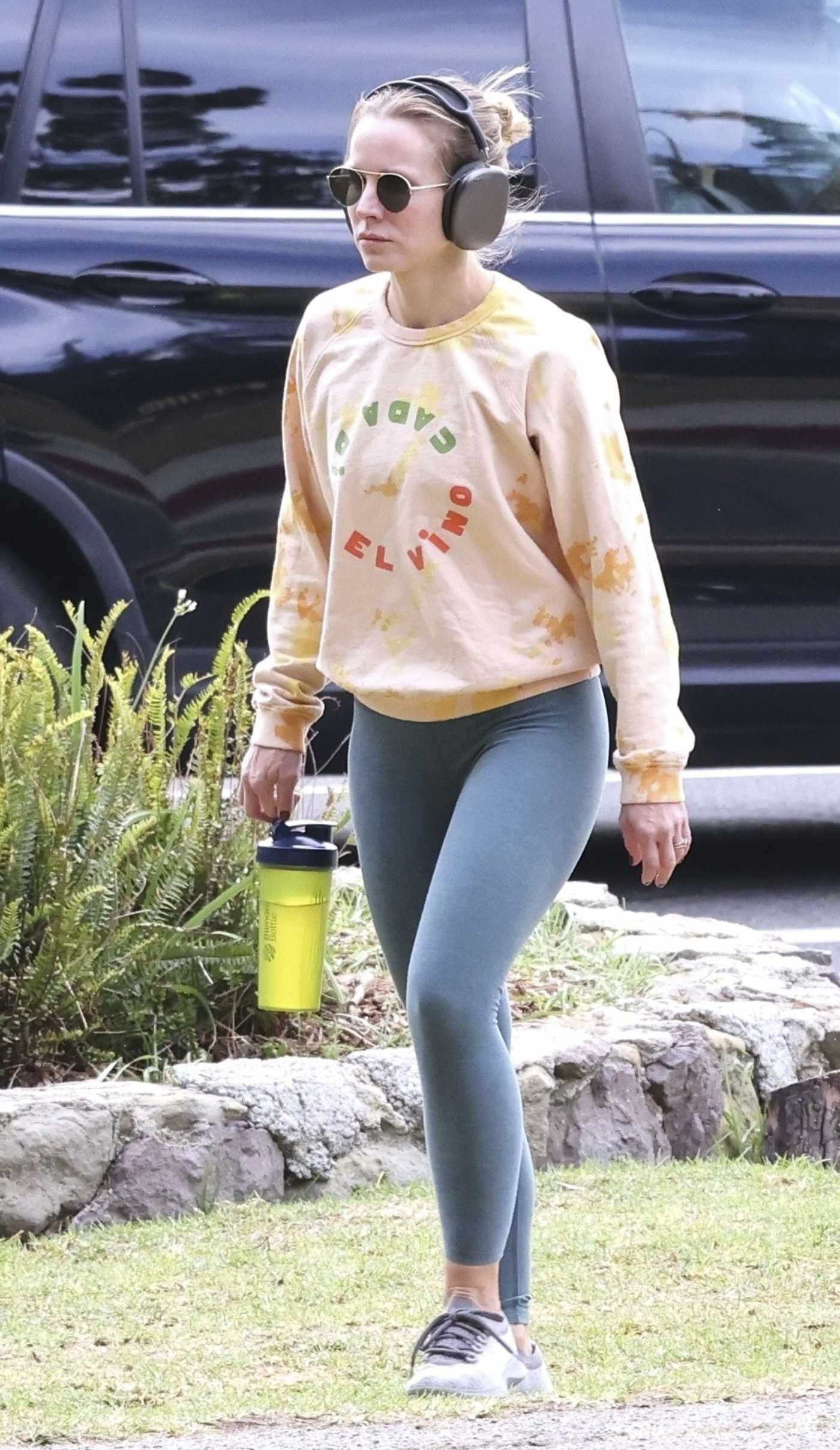 Kristen Bell in a Grey Leggings Was Spotted on a Hiking Trail in Los Feliz 11/13/2023
