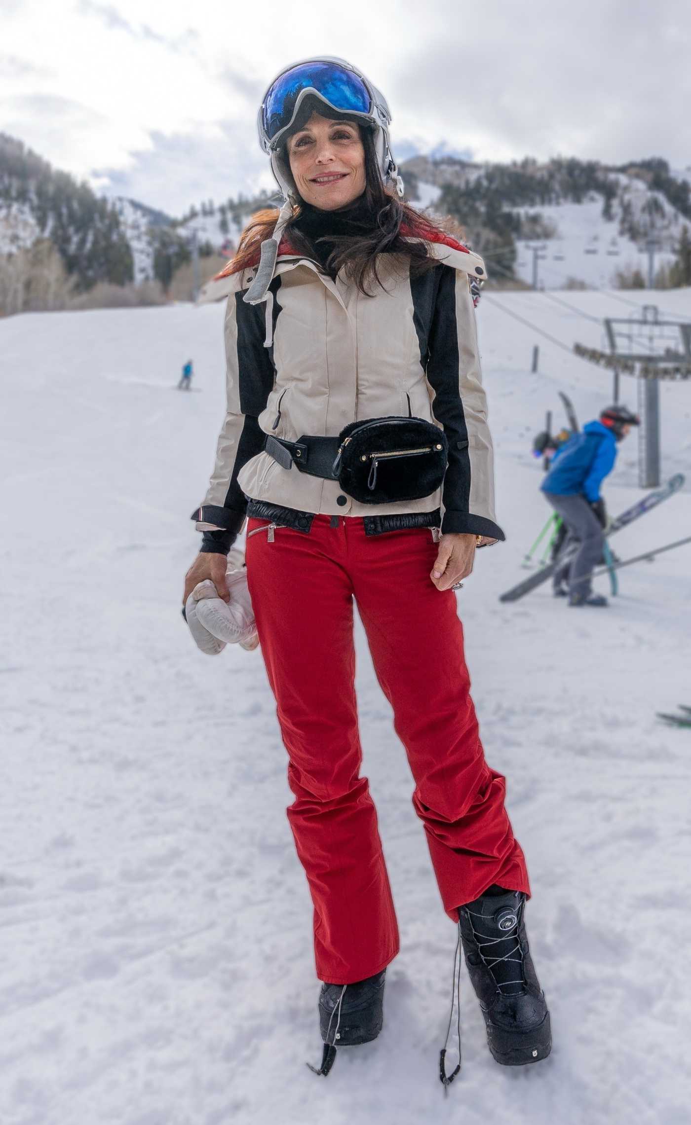 Bethenny Frankel in a Red Pants Was Seen During Solo Snowboarding Session on the Slopes of Aspen 12/23/2023