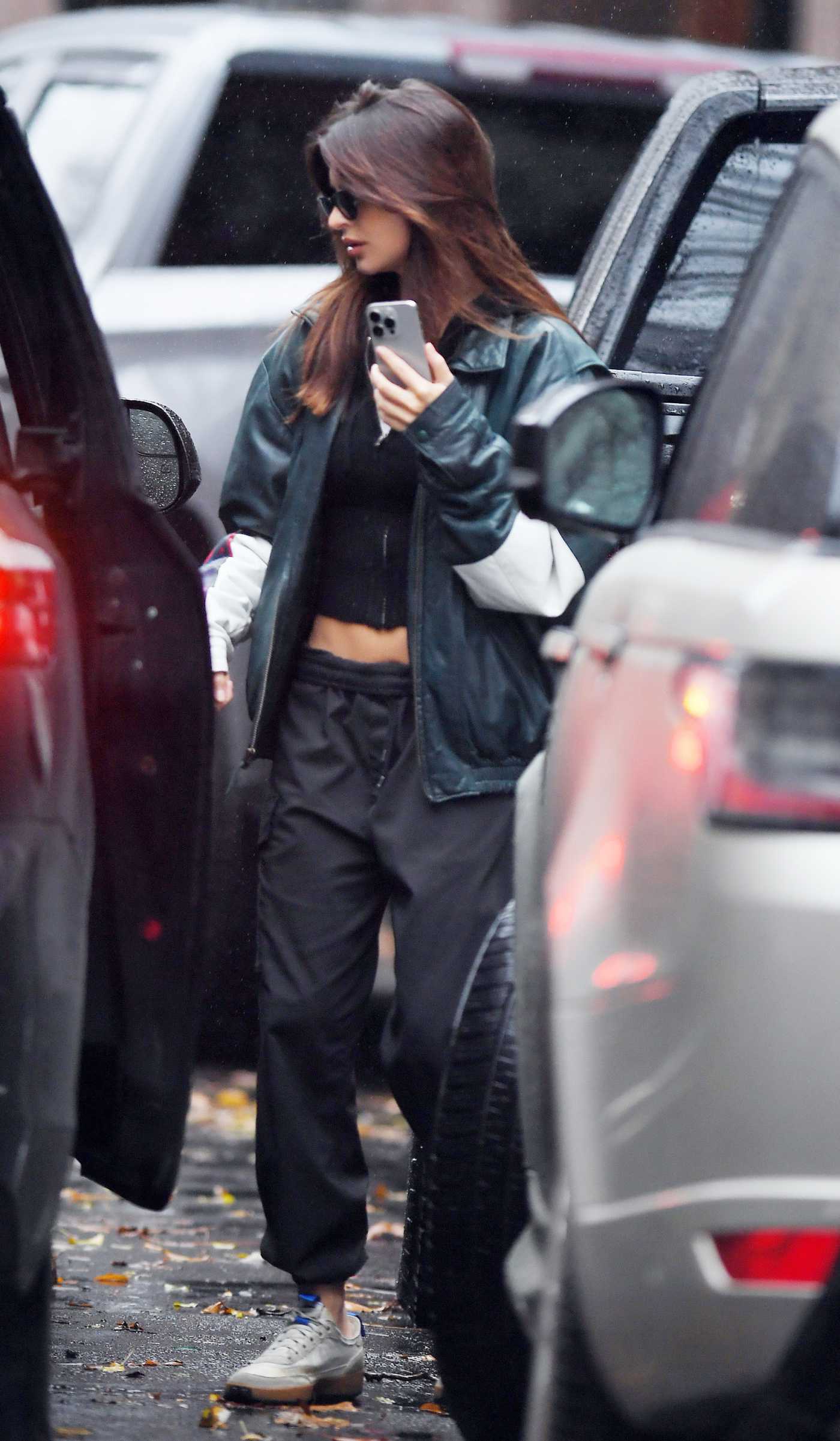 Emily Ratajkowski in a Black Sweatpants Was Seen Out in New York 12/18/2023