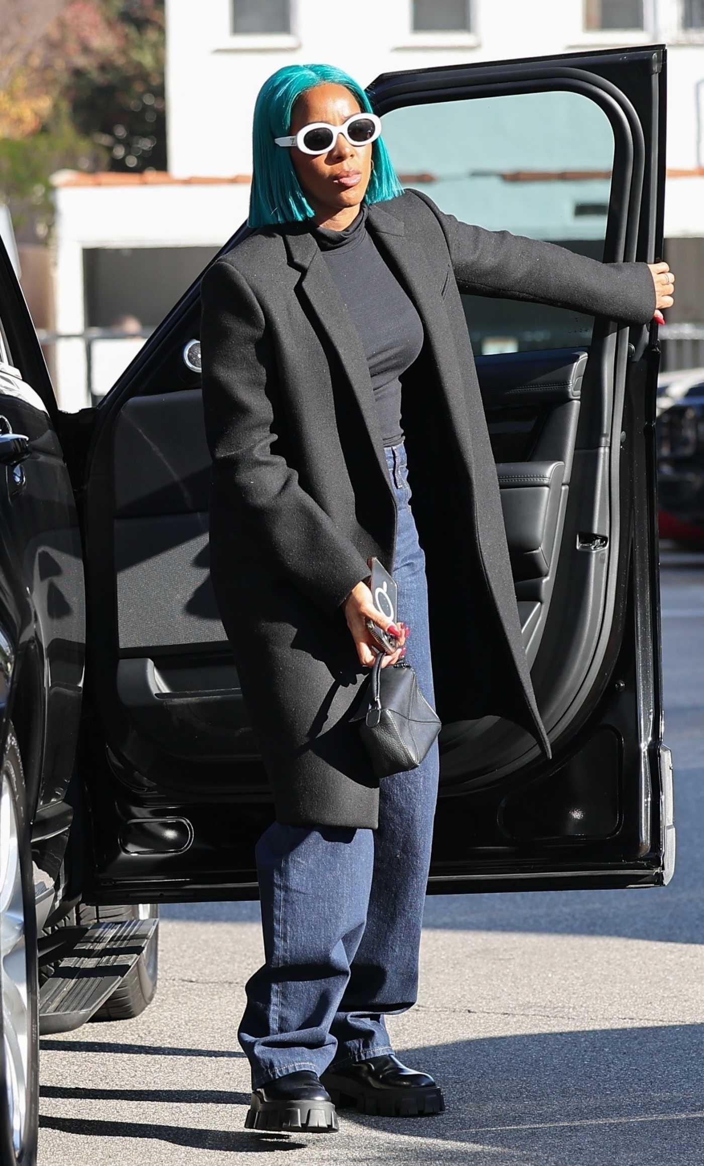Kelly Rowland Debuts Blue Hair During Shopping in Beverly Hills 12/13/2023