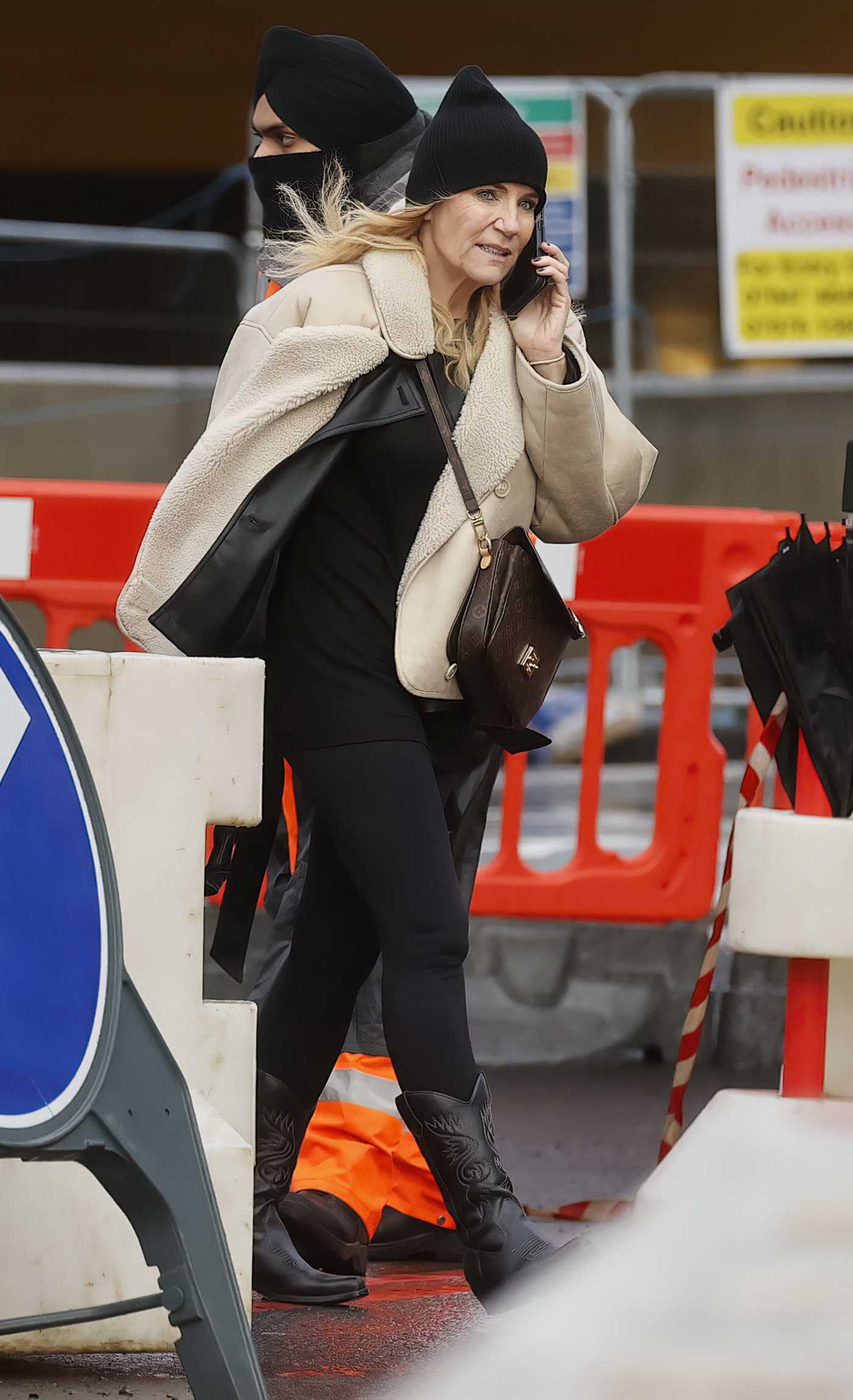 Michelle Collins in a Beige Jacket Arrives at Malaga Airport in Luton 01/02/2024