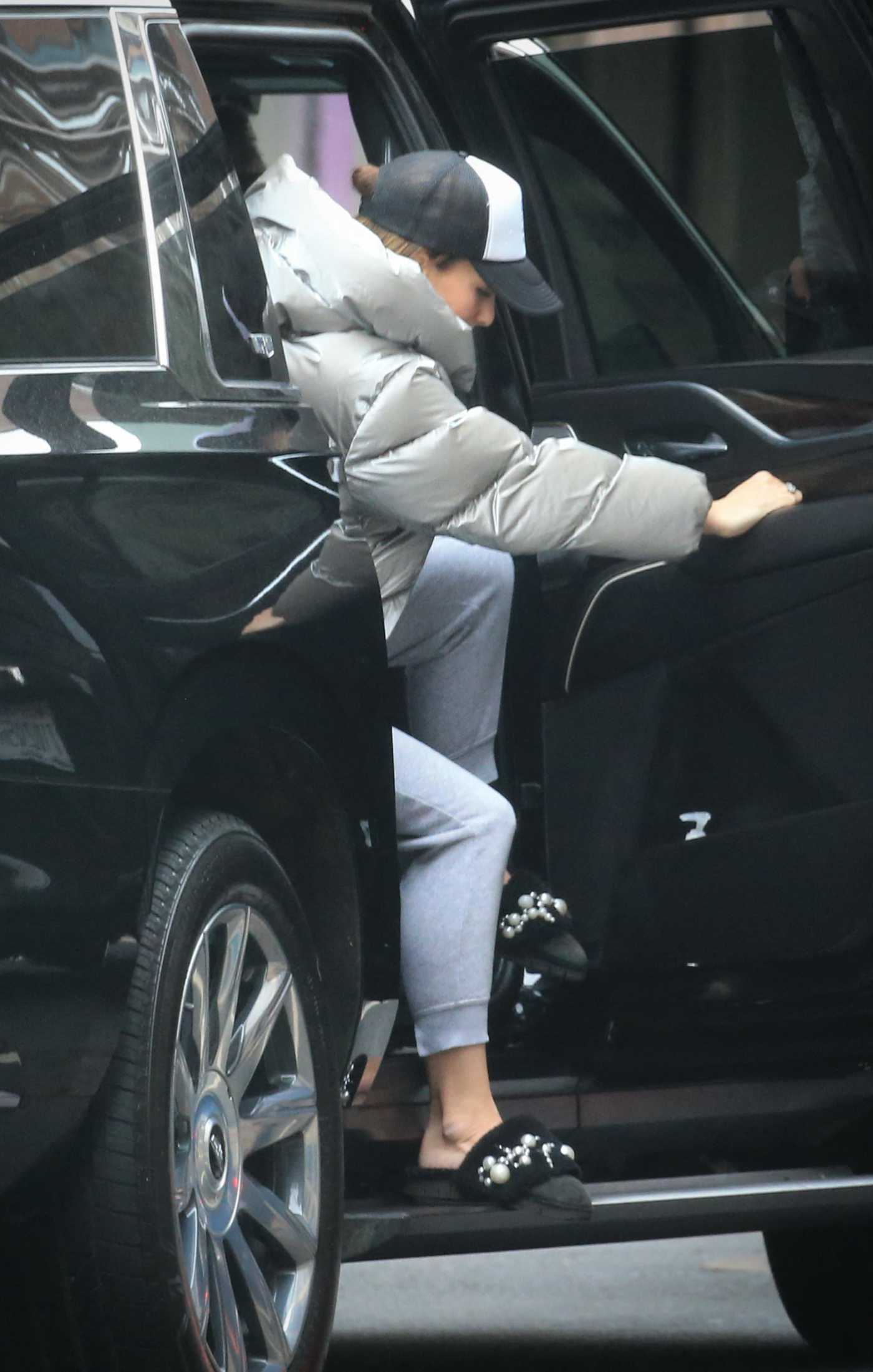 Hilaria Baldwin in a Grey Sweatpants Was Seen Out in Brooklyn in New York 02/27/2024