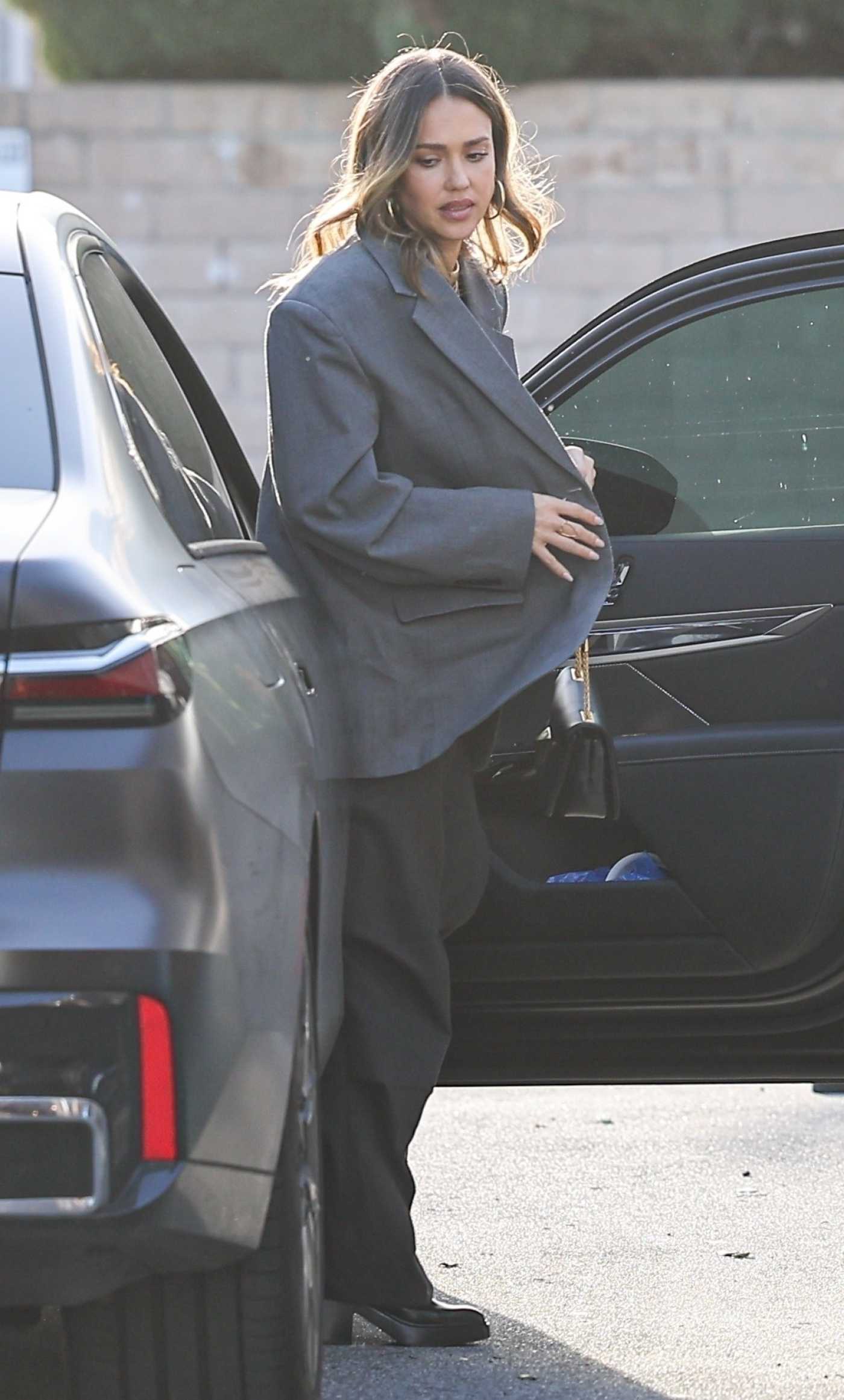Jessica Alba in a Grey Blazer Arrives at Matsuhisa Sushi Bar in Beverly Hills 03/14/2024