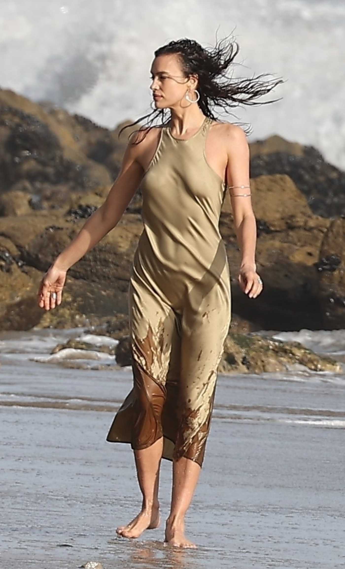 Irina Shayk in a Gold Dress Was Seen During a Beach Photoshoot in Malibu 03/14/2024