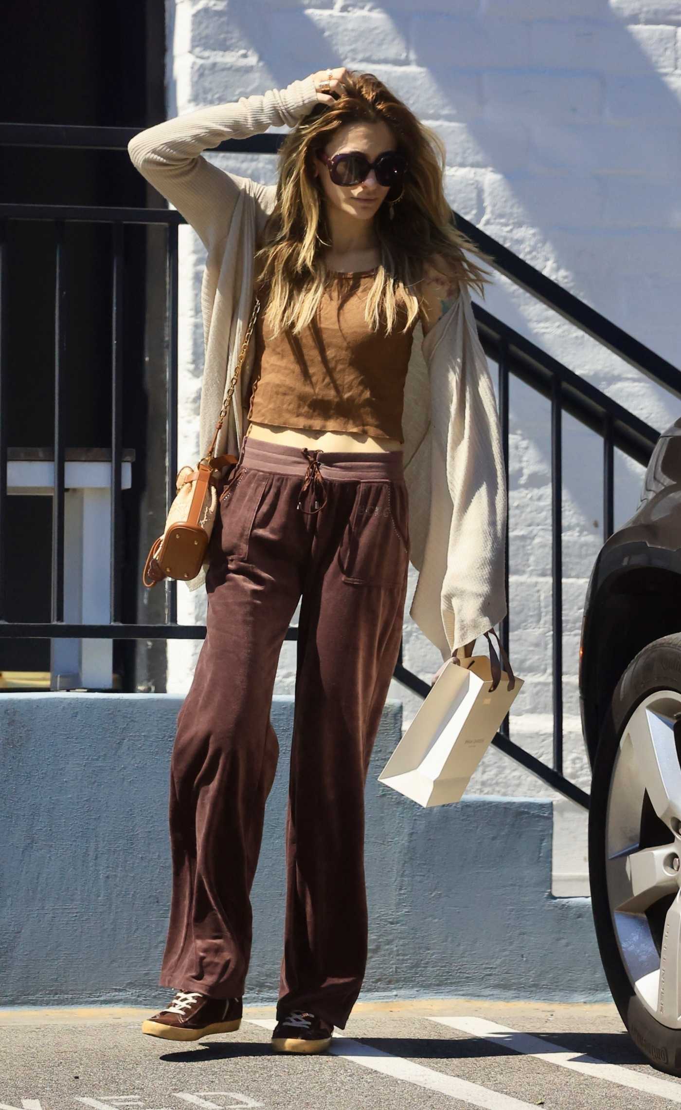 Paris Jackson in a Brown Sweatpants Was Seen Out in Beverly Hills 03/13/2024
