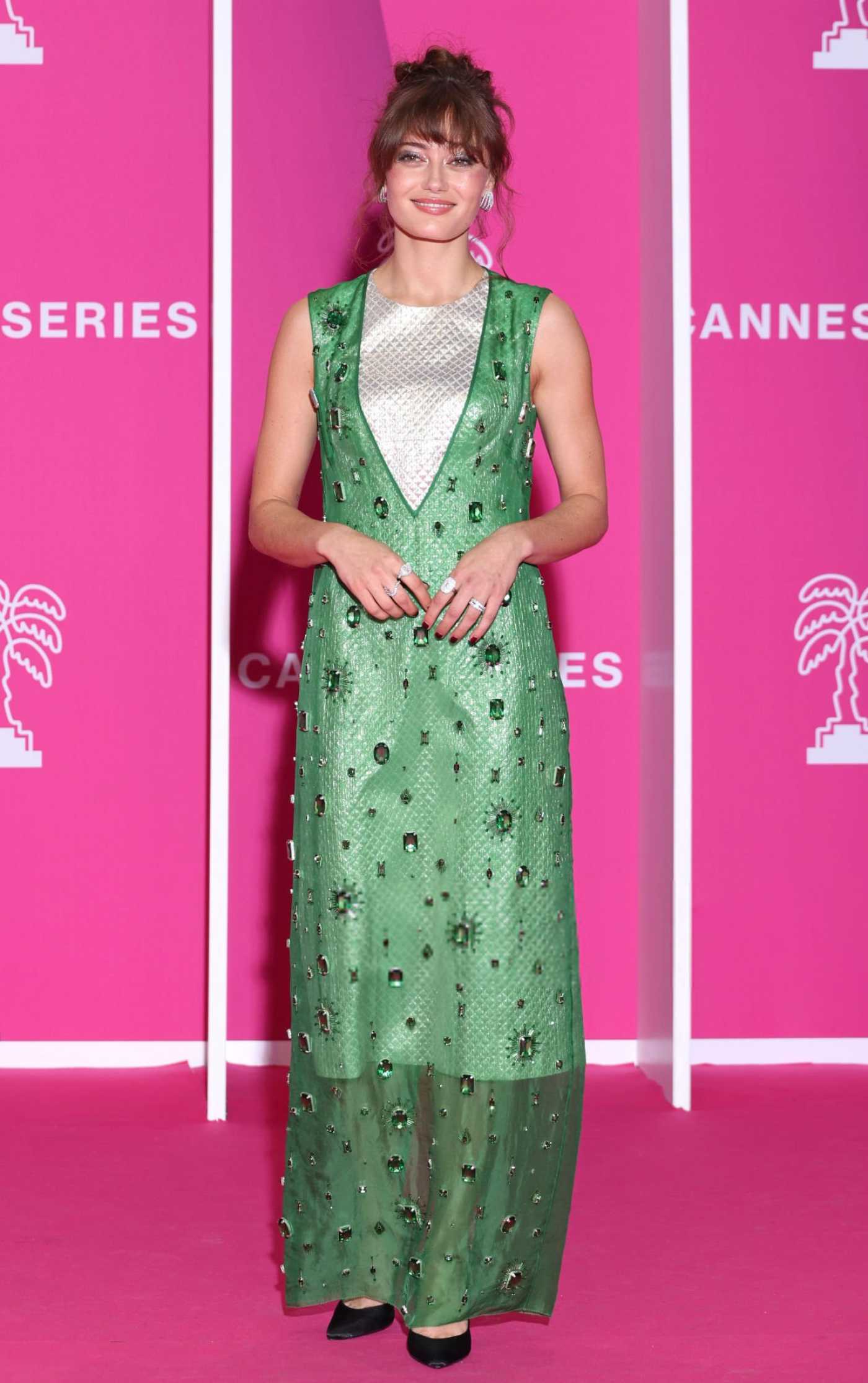 Ella Purnell Attends the Pink Carpet During the 7th Canneseries International Festival in Cannes 04/06/2024