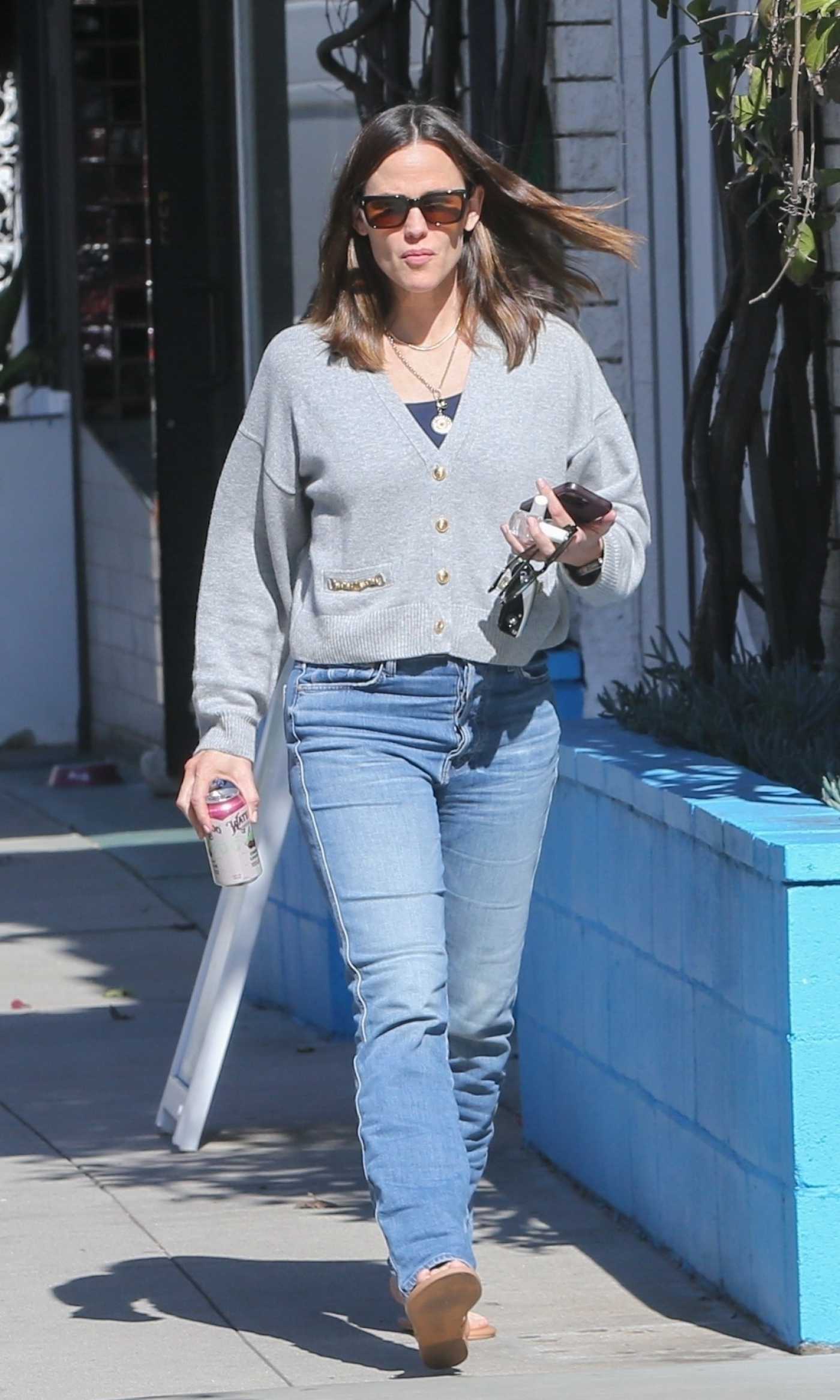 Jennifer Garner in a Grey Cardigan Was Seen Out in Los Angeles 04/09/2024