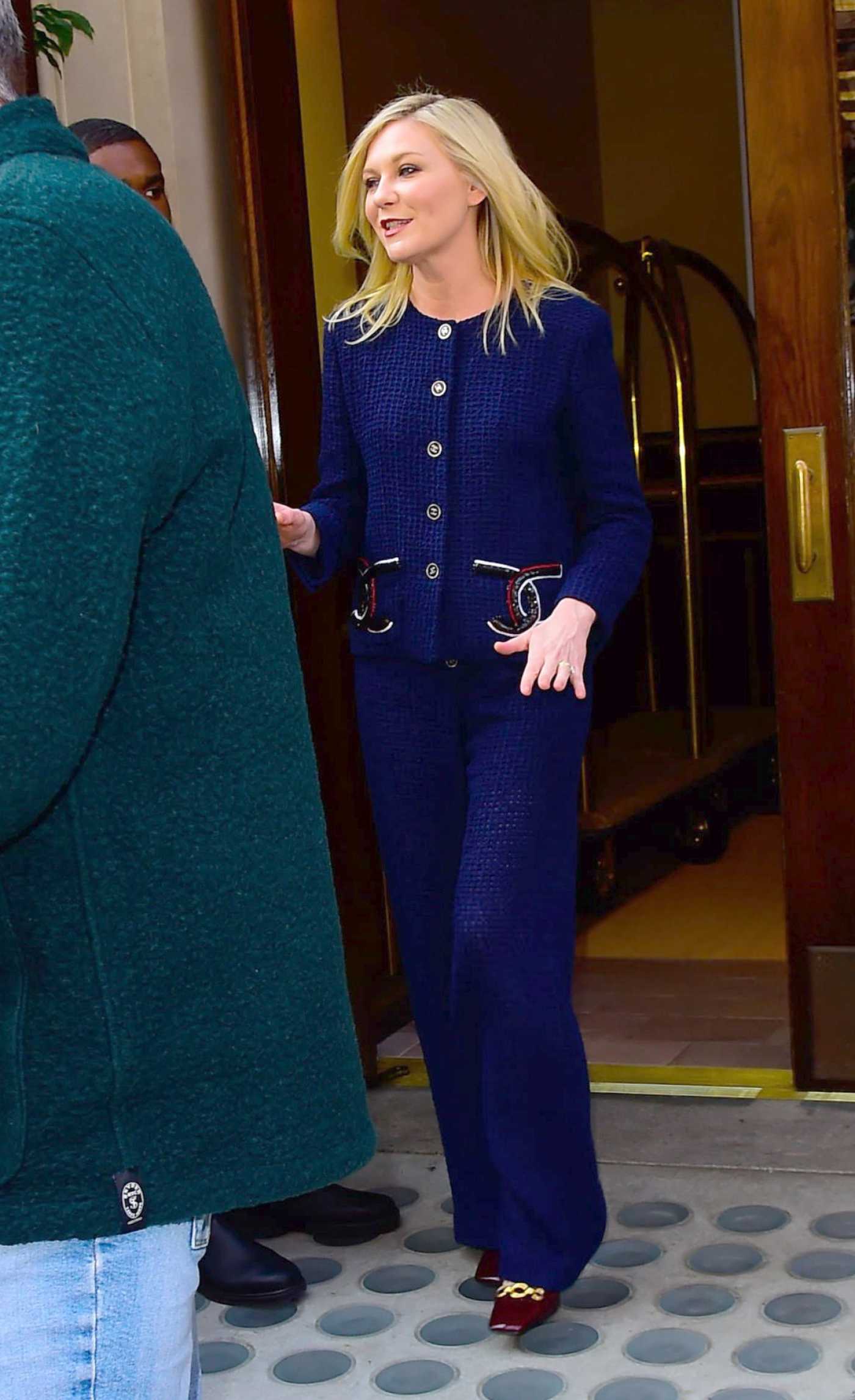 Kirsten Dunst in a Blue Pantsuit Arrives at The Late Night with Seth Meyers in New York 04/10/2024