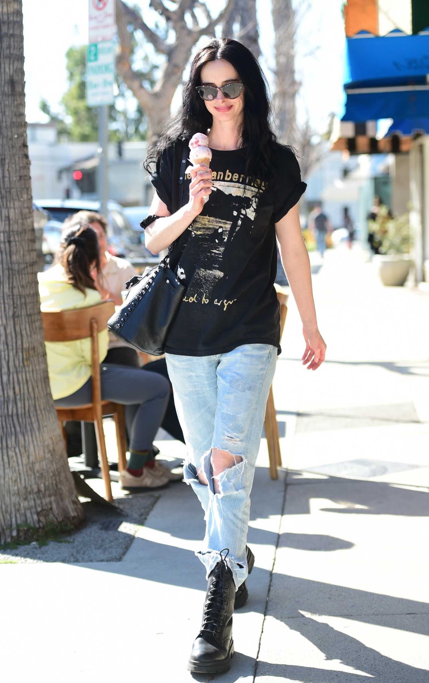 Krysten Ritter in a Blue Ripped Jeans Was Seen Out in Los Angeles 04/08/2024