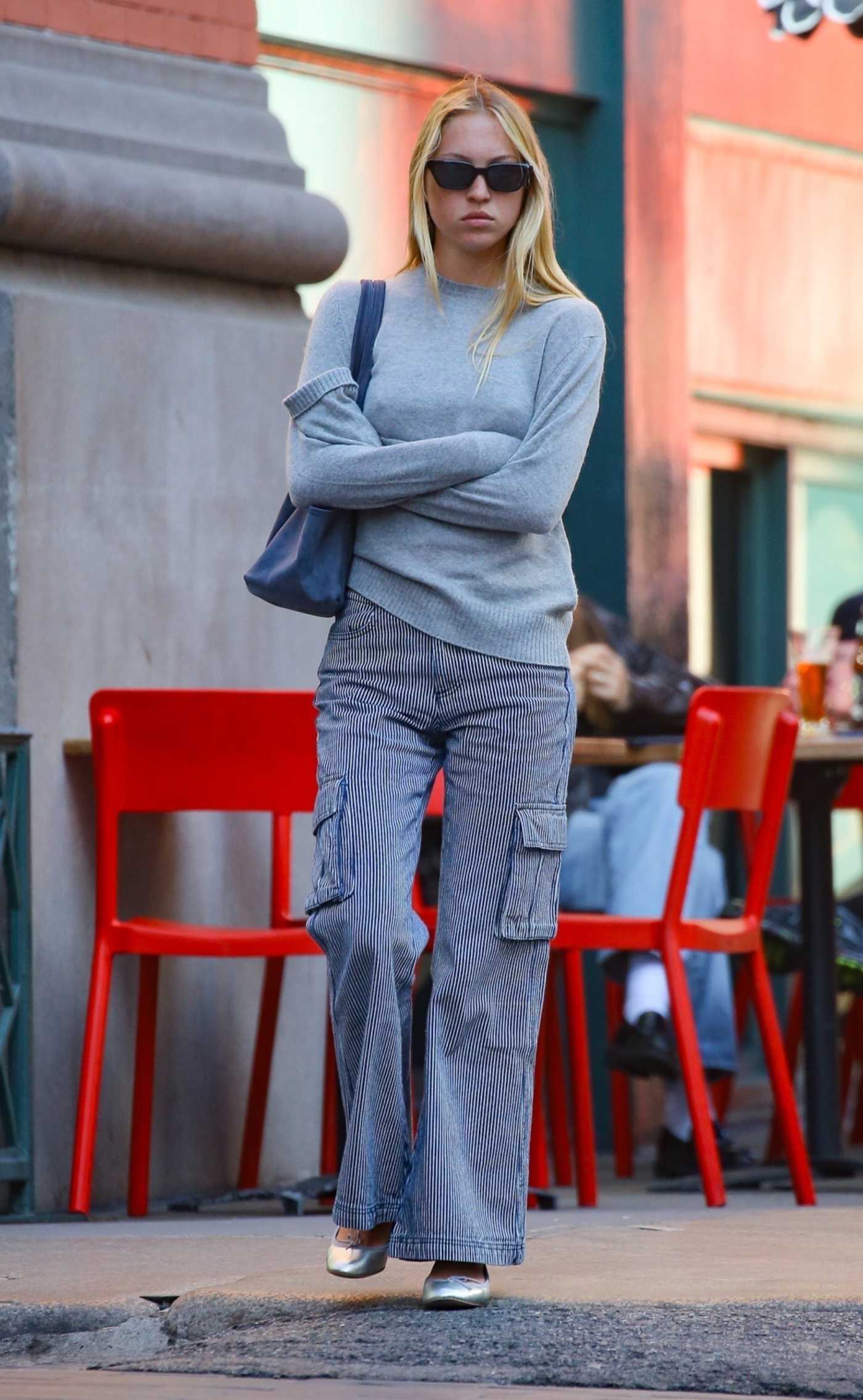 Lila Moss in a Grey Sweatshirt Was Seen Out in New York 04/22/2024