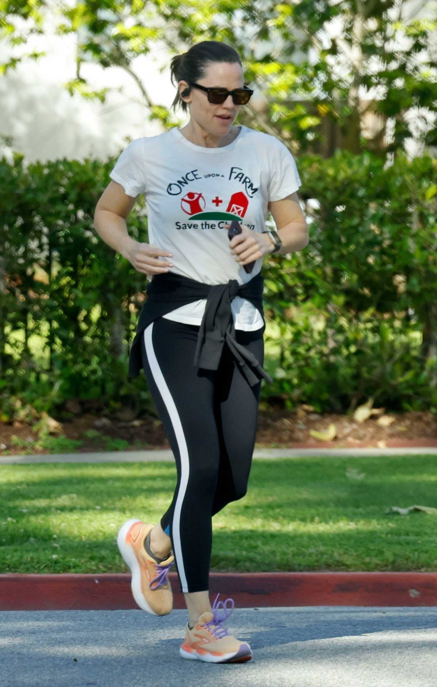 Jennifer Garner in a White Tee Gets in a Morning Workout with a Jog Out in Brentwood 05/09/2024